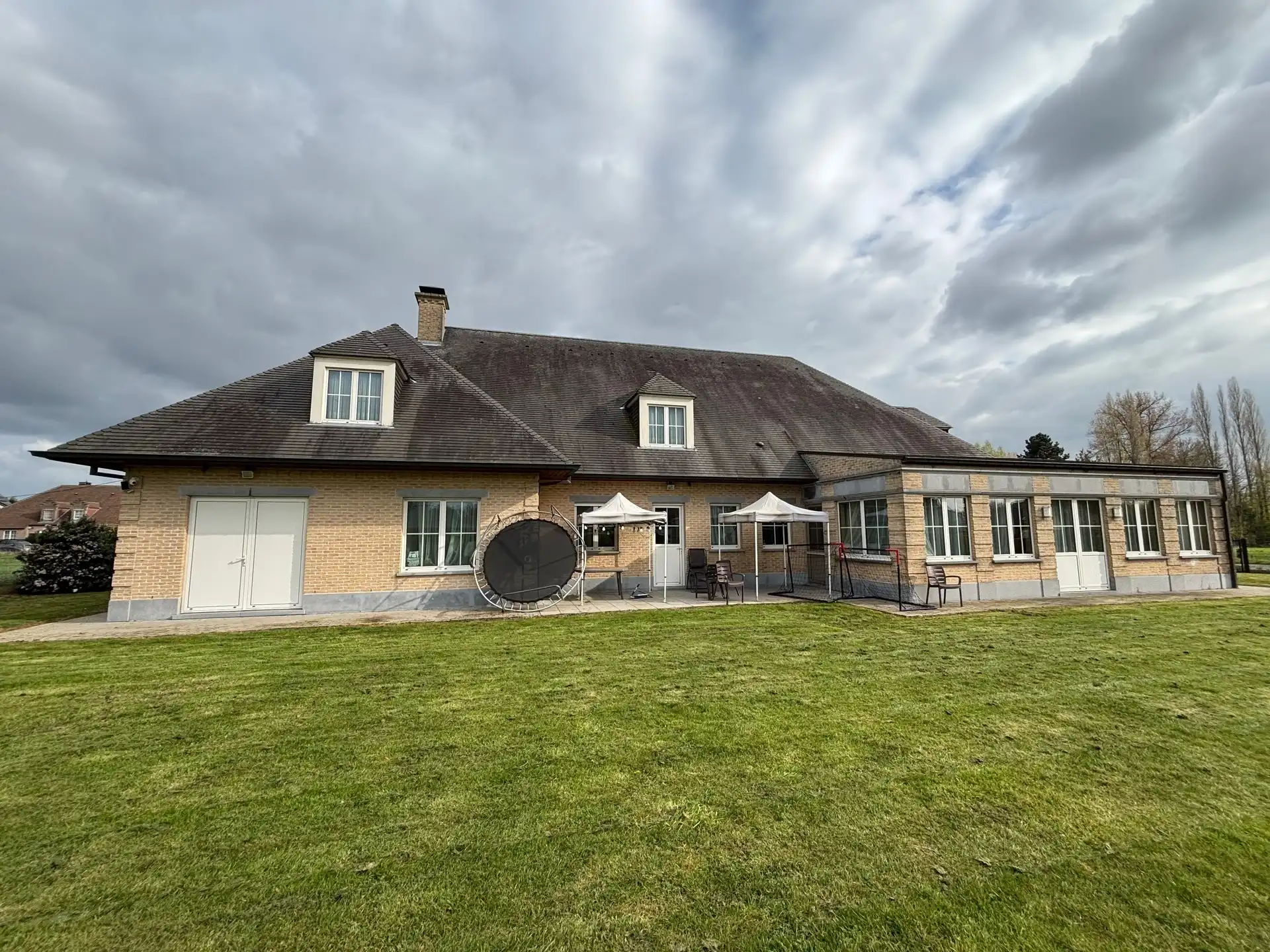 Ruime villa in een rustige omgeving met een grote tuin  foto 3