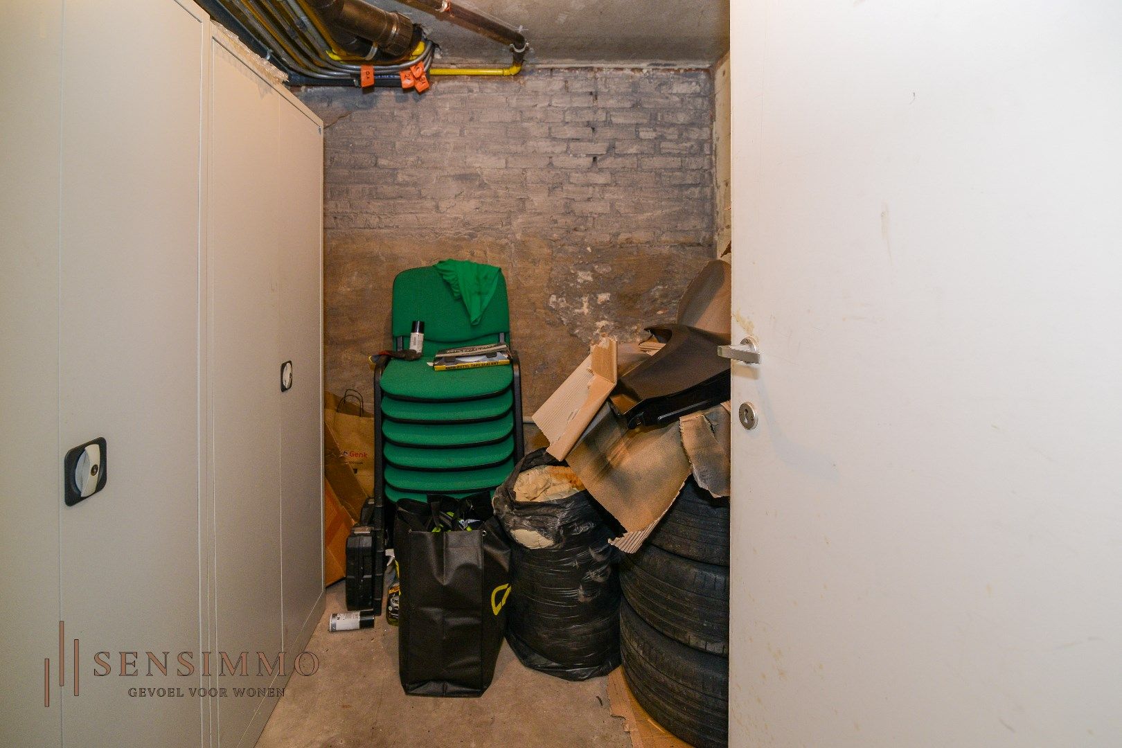 Centraal gelegen appartement in hartje Genk, ideaal voor eigen bewoning of investering! foto 16