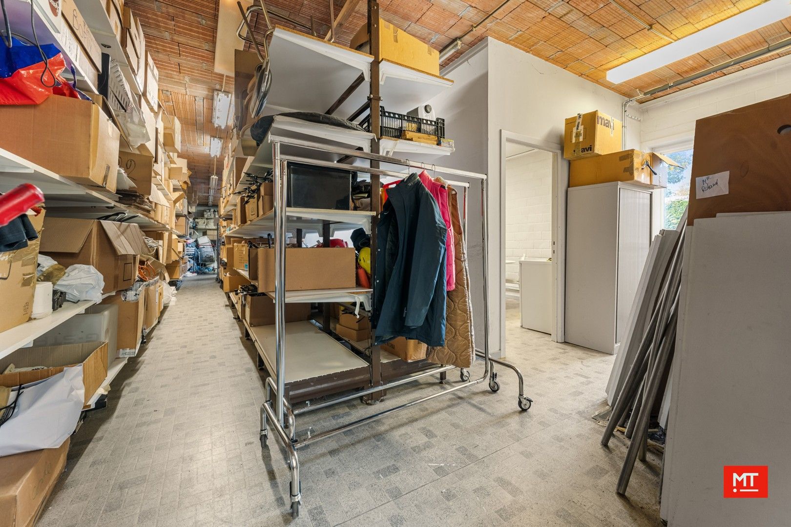 Bijzonder ruim gebouw met tal van mogelijkheden en uitweg, te koop in de dorpskern van Dadizele foto 27