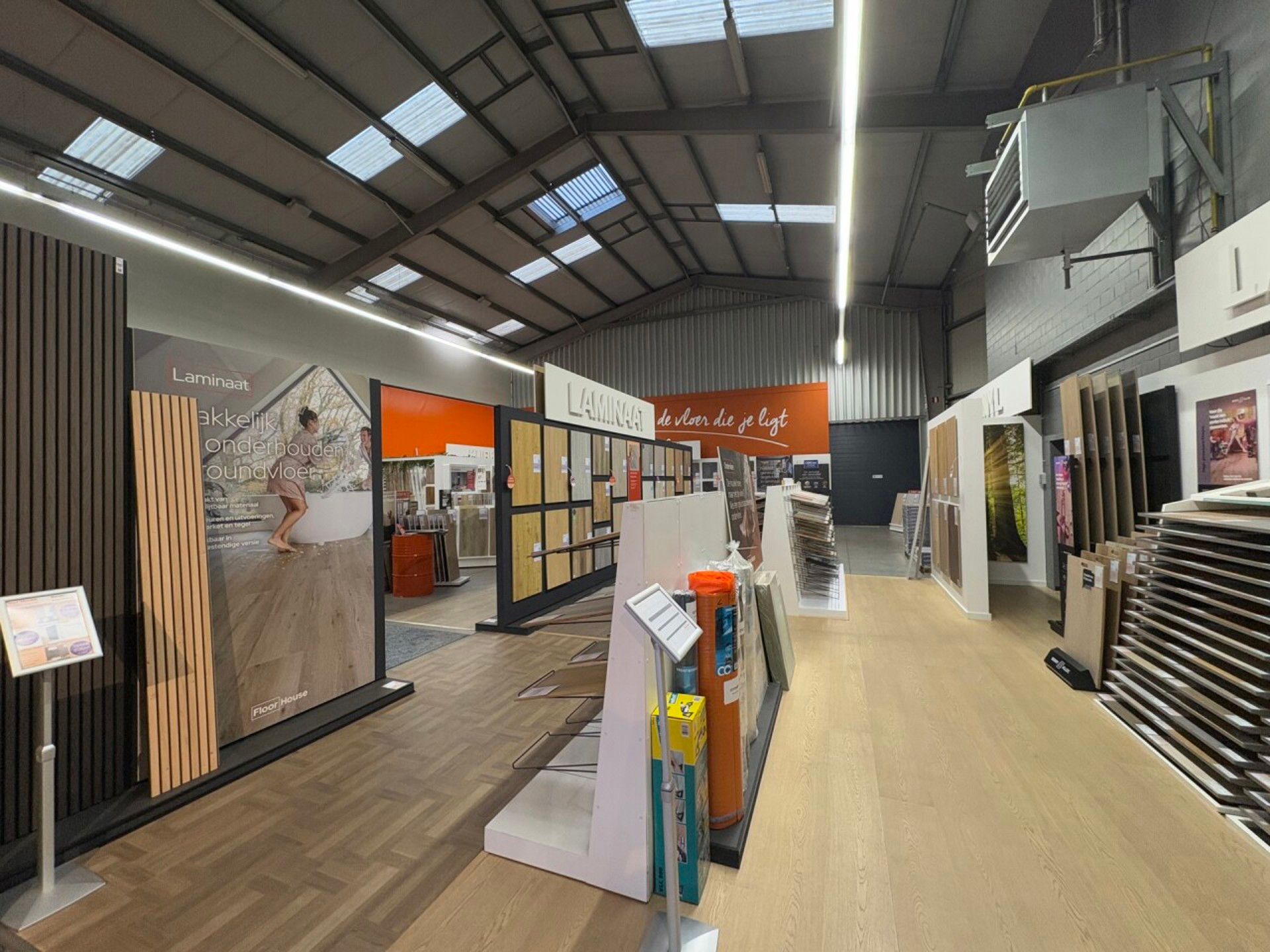 TE HUUR/TE KOOP bedrijfsgebouw op zichtlocatie te Aartselaar foto 5