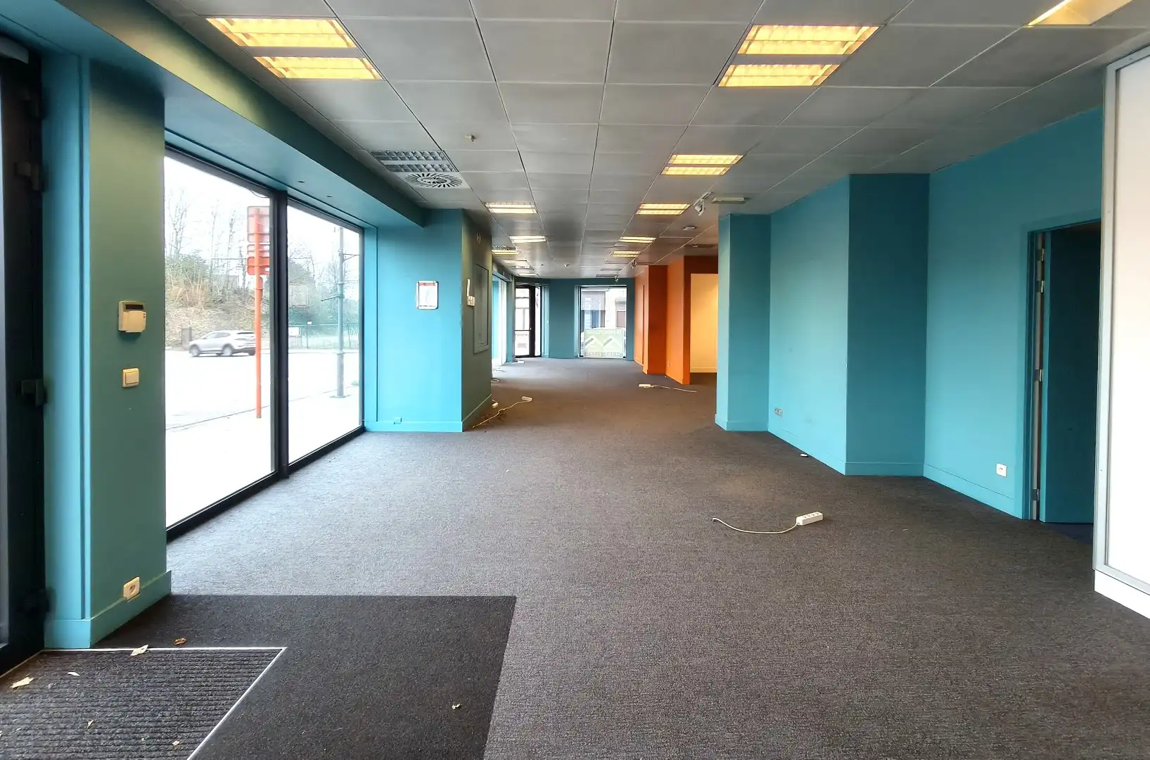 UITSTEKEND GELEGEN HANDELSPAND - MODERN INGERICHT EN INSTAPKLAAR foto 2