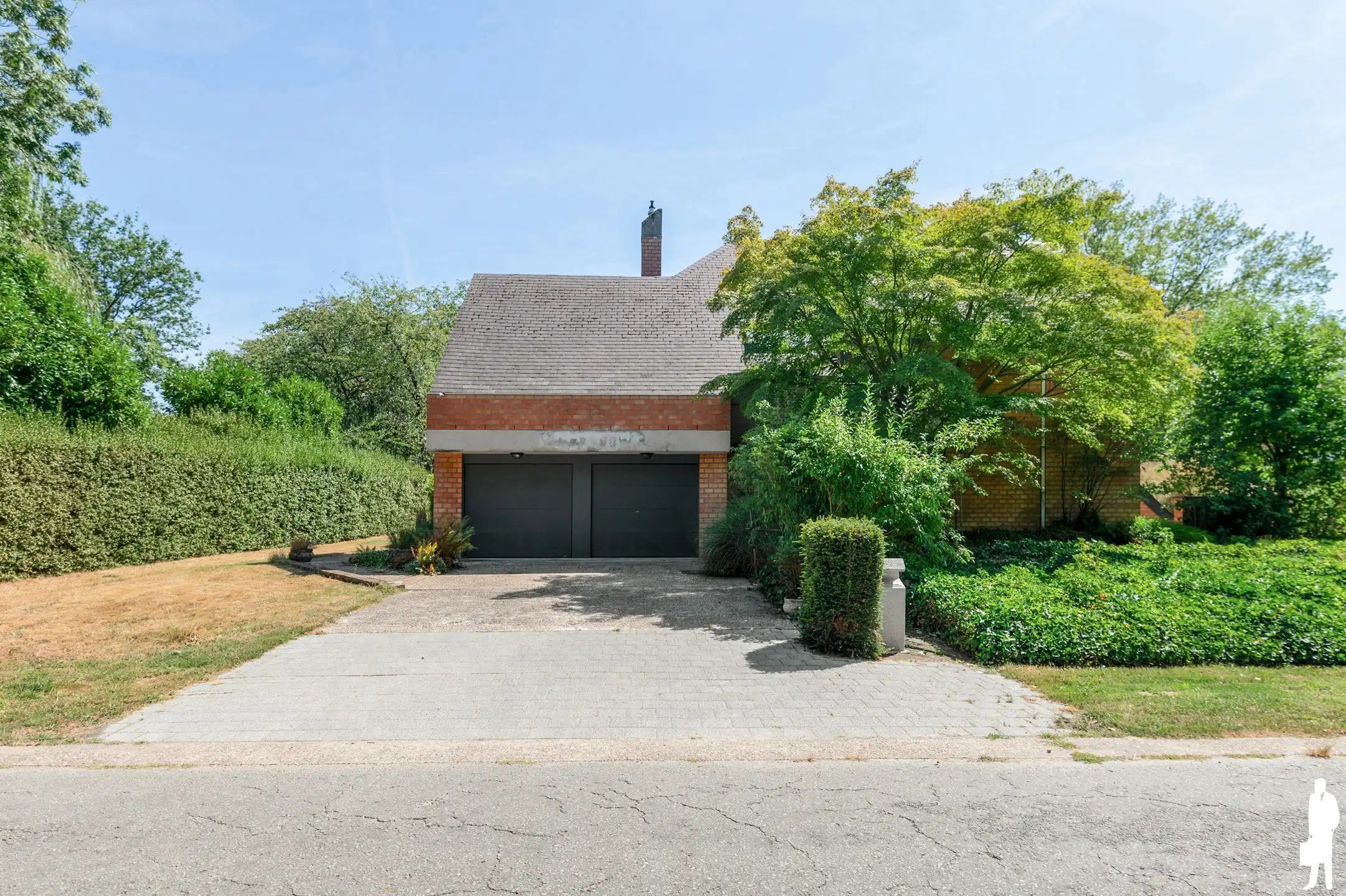 Welgelegen te renoveren villa met 5-7 slpks en 2 badks foto 4