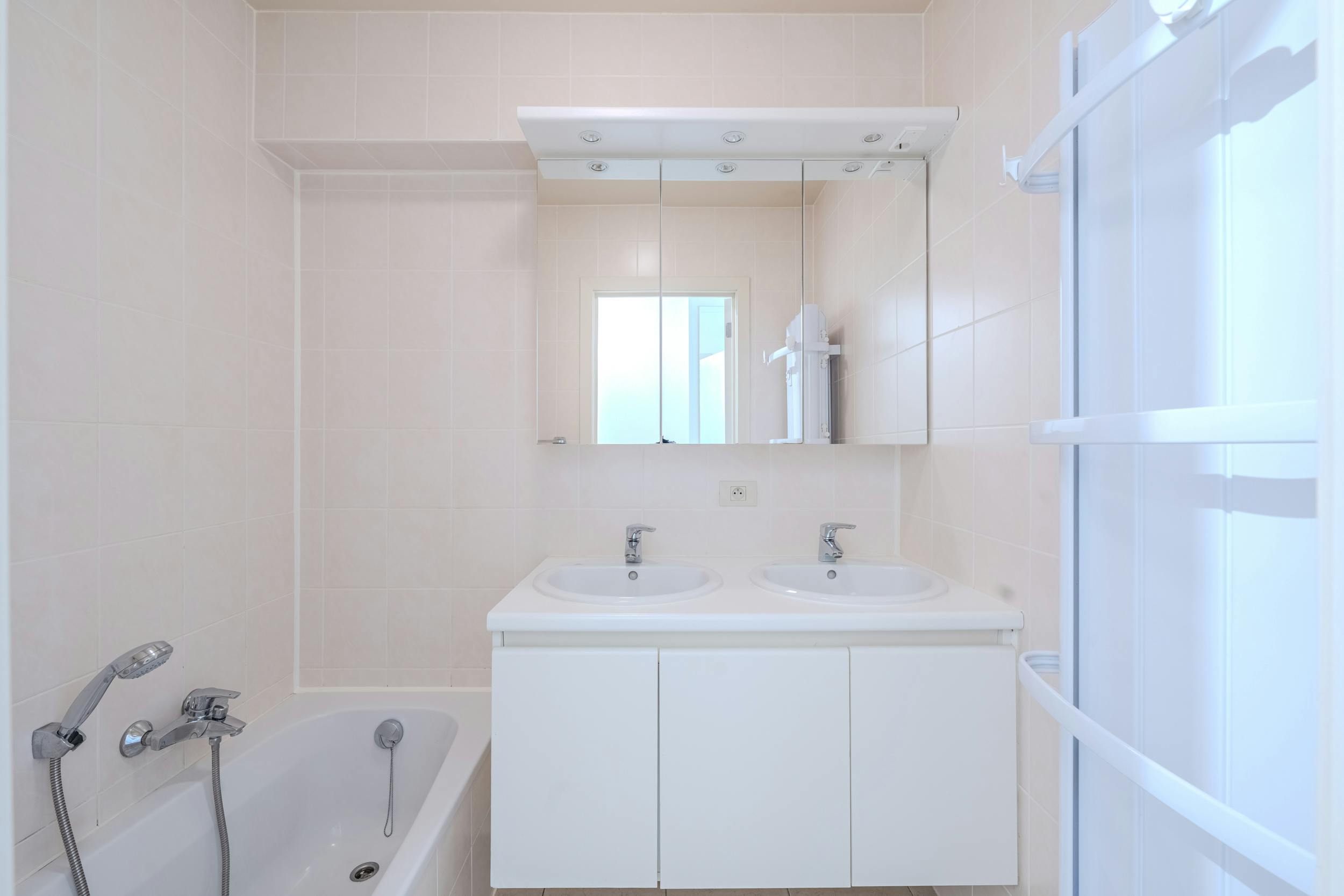 Instapklaar appartement met 1 slaapkamer, terras en zijdelings zeezicht! foto 13