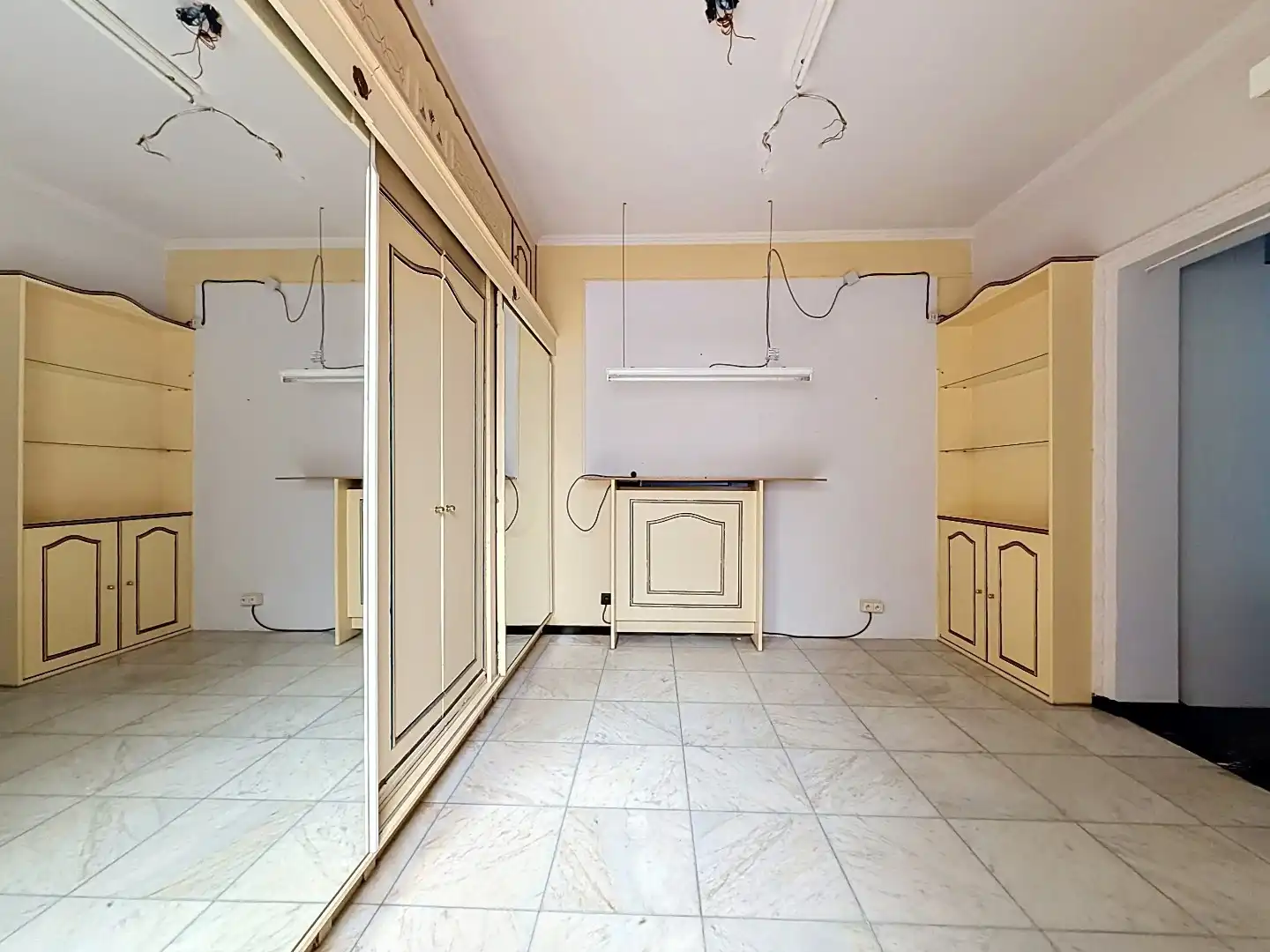 Exclusieve eigendom met handelsruimte, opbrengstappartementen en bouwgrond op toplocatie in Landen foto 14