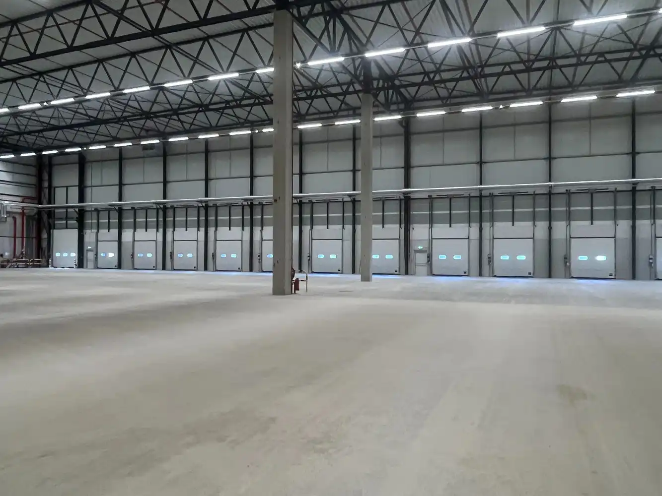 12.205m² logistiek magazijn met kantoren foto 2