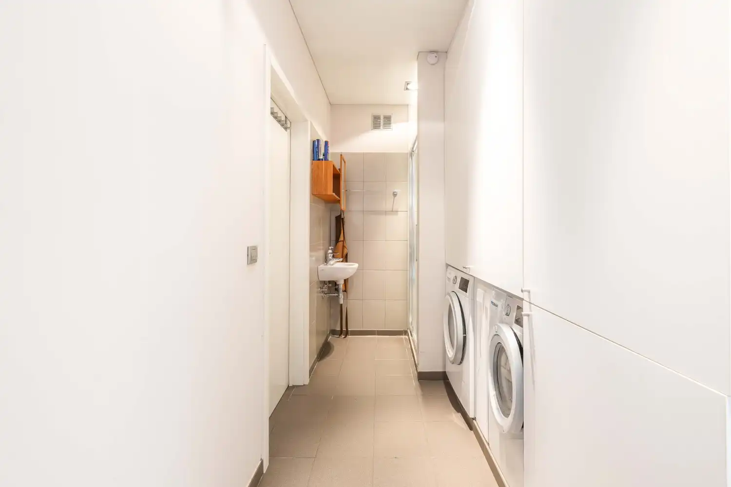 Ruime woning met praktijkruimte te Ruiselede. foto 9