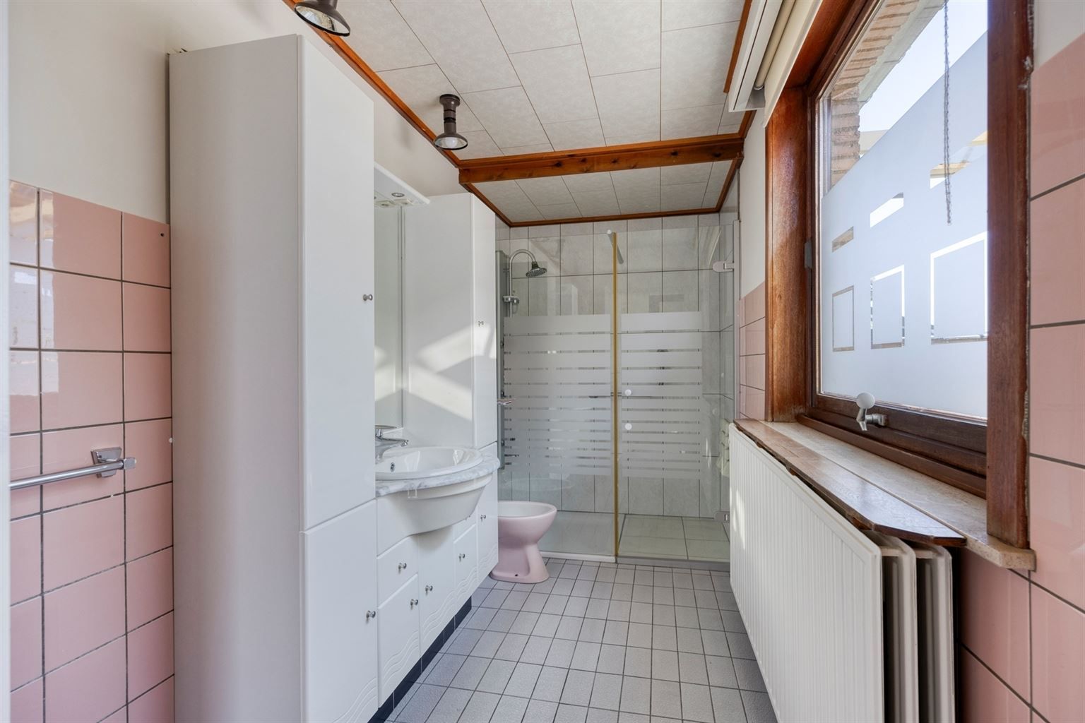 Vrijstaande woning met 4 slaapkamers, ruime tuin en garage op een riant perceel van 9a99ca, rustig gelegen nabij het centrum van Maaseik.  foto 11