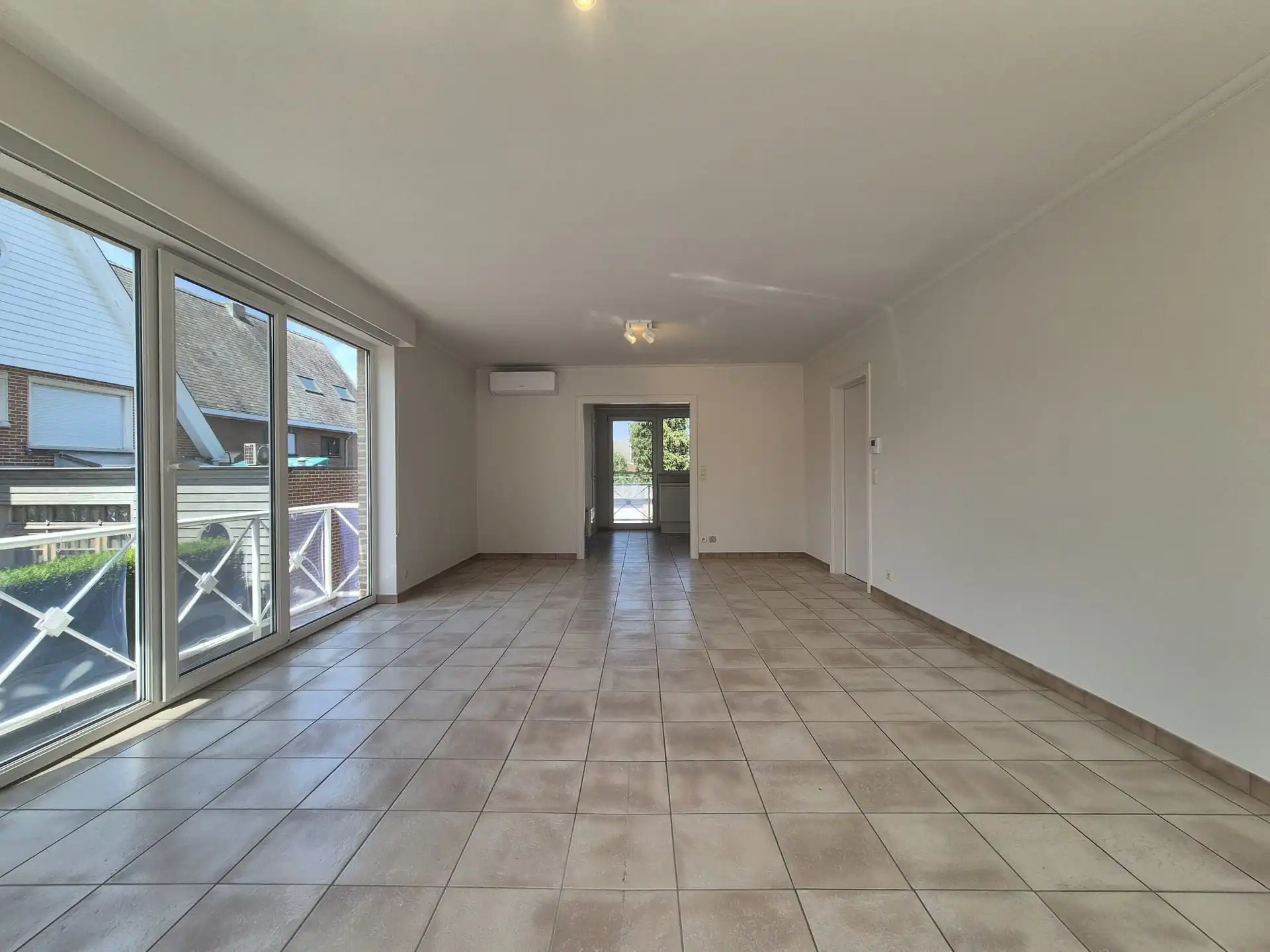 Ruim appartement met 2 slaapkamers, groot terras en garage foto 8