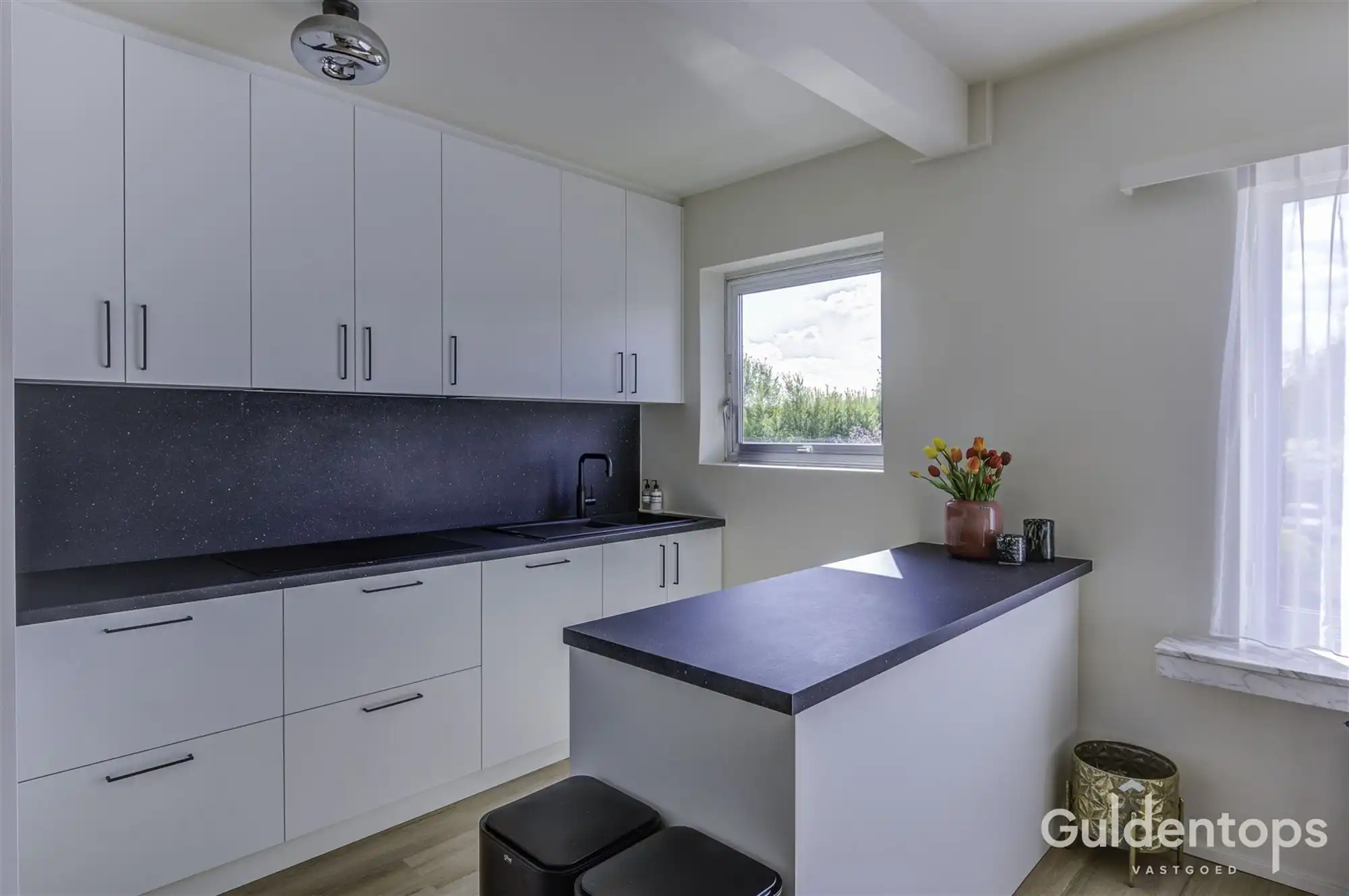 Knap vernieuwd 2 slaapkamerappartement op topligging foto 7