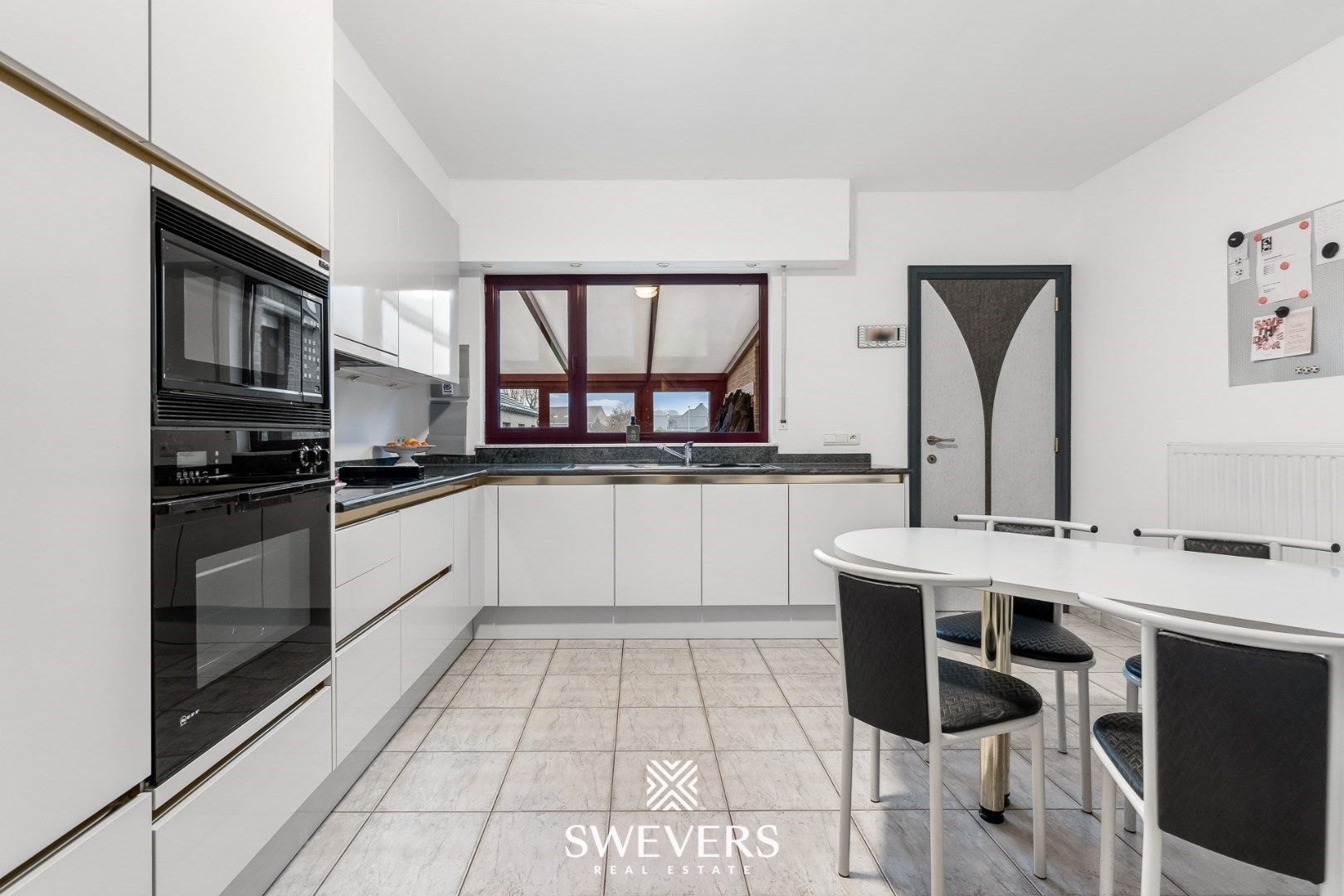 Charmante woning met verwarmd zwembad in Heusden-Zolder foto 13