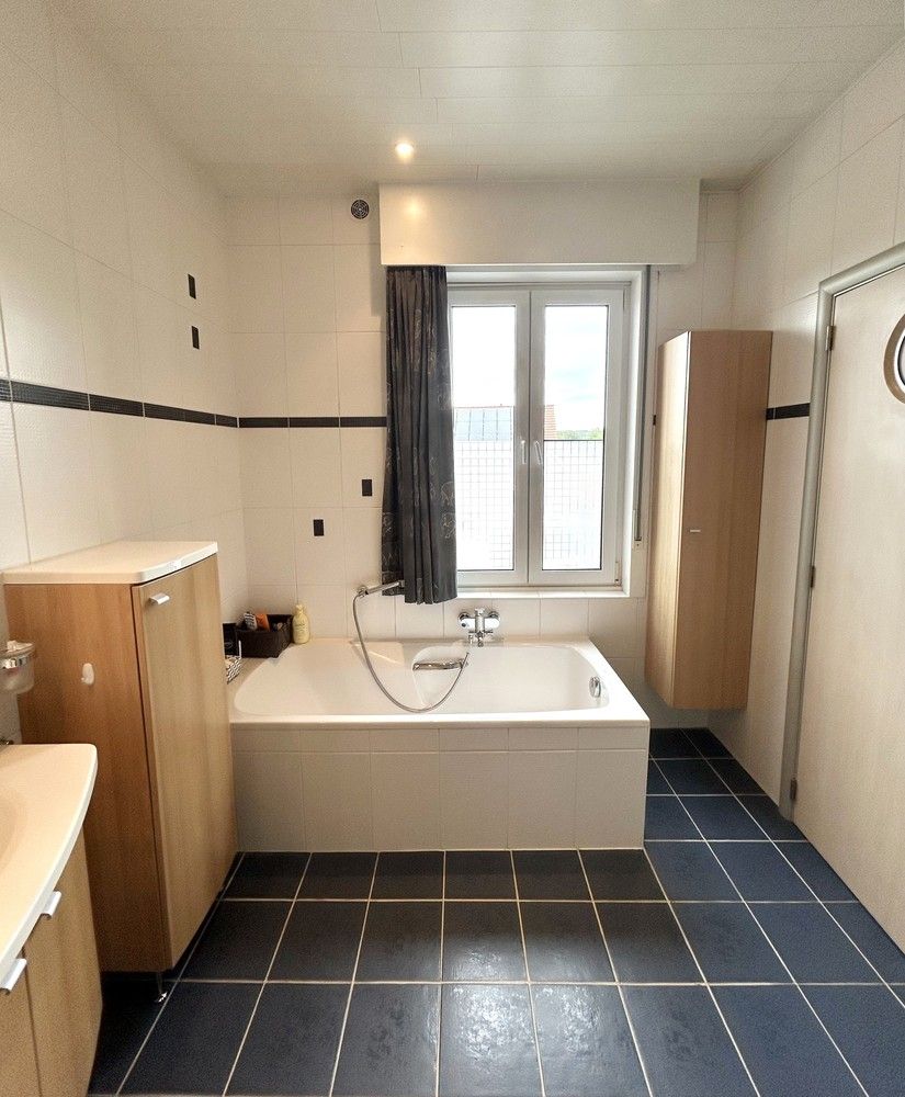 A must see - verrassend ruime woning met achteringang met privéparkeerplaatsen foto 12