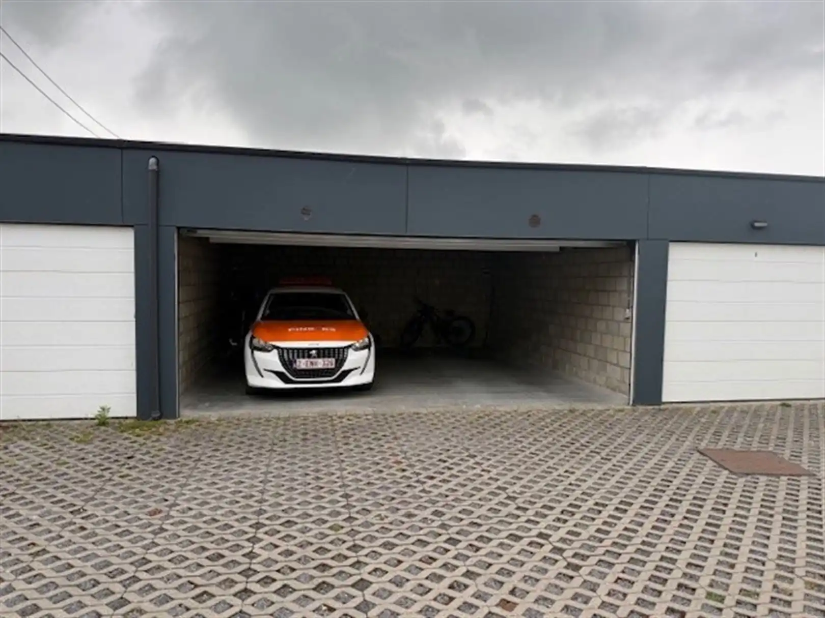 Dubbele garage te koop op gunstige ligging foto {{pictureIndex}}