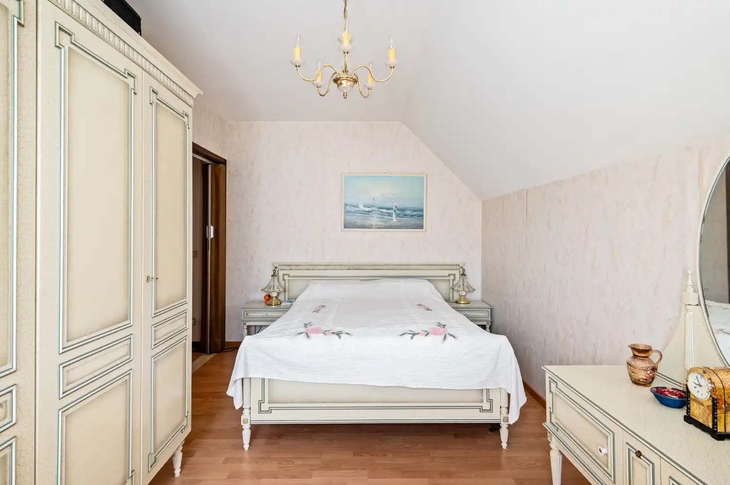 Ruime gezinswoning met 3 slaapkamers, veranda, garage en zonnige tuin foto 15
