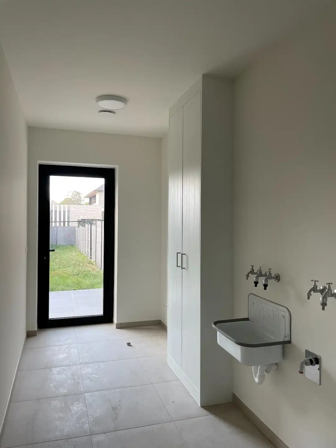 Zeer ruime moderne halfopen nieuwbouwwoning met tuin/terras en garage foto 14