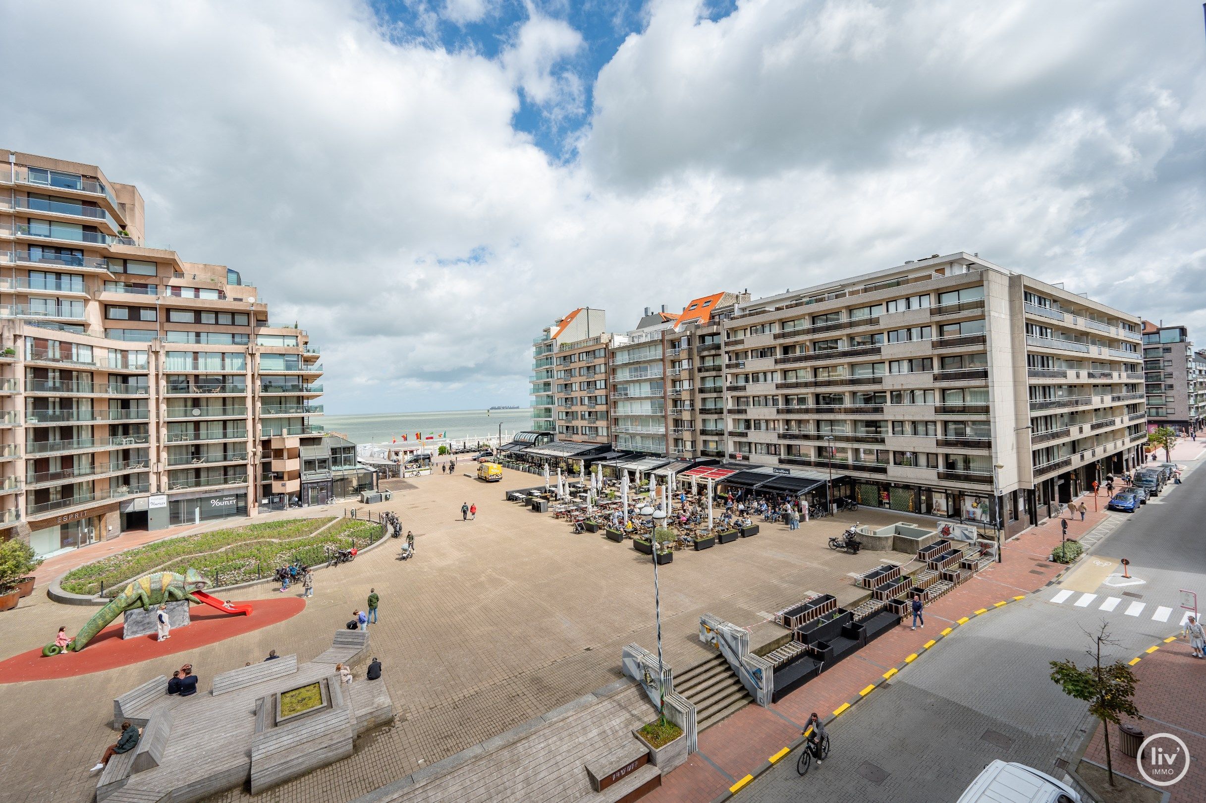 Luxueus afgewerkte studio met slaaphoek op het Van Bunnenplein met FRONTAAL zeezicht.  foto 14