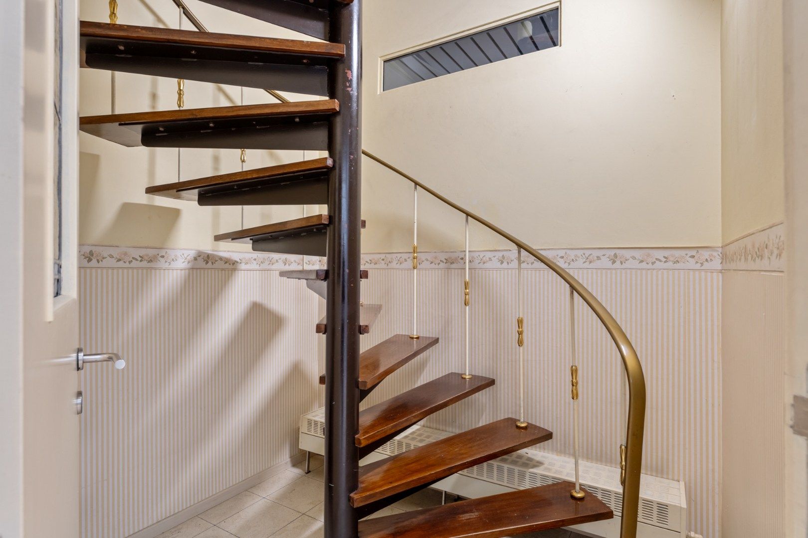 Centraal gelegen gebouw bestaande uit een handelspand op het gelijkvloers en een bovenliggend duplex-appartement! foto 8