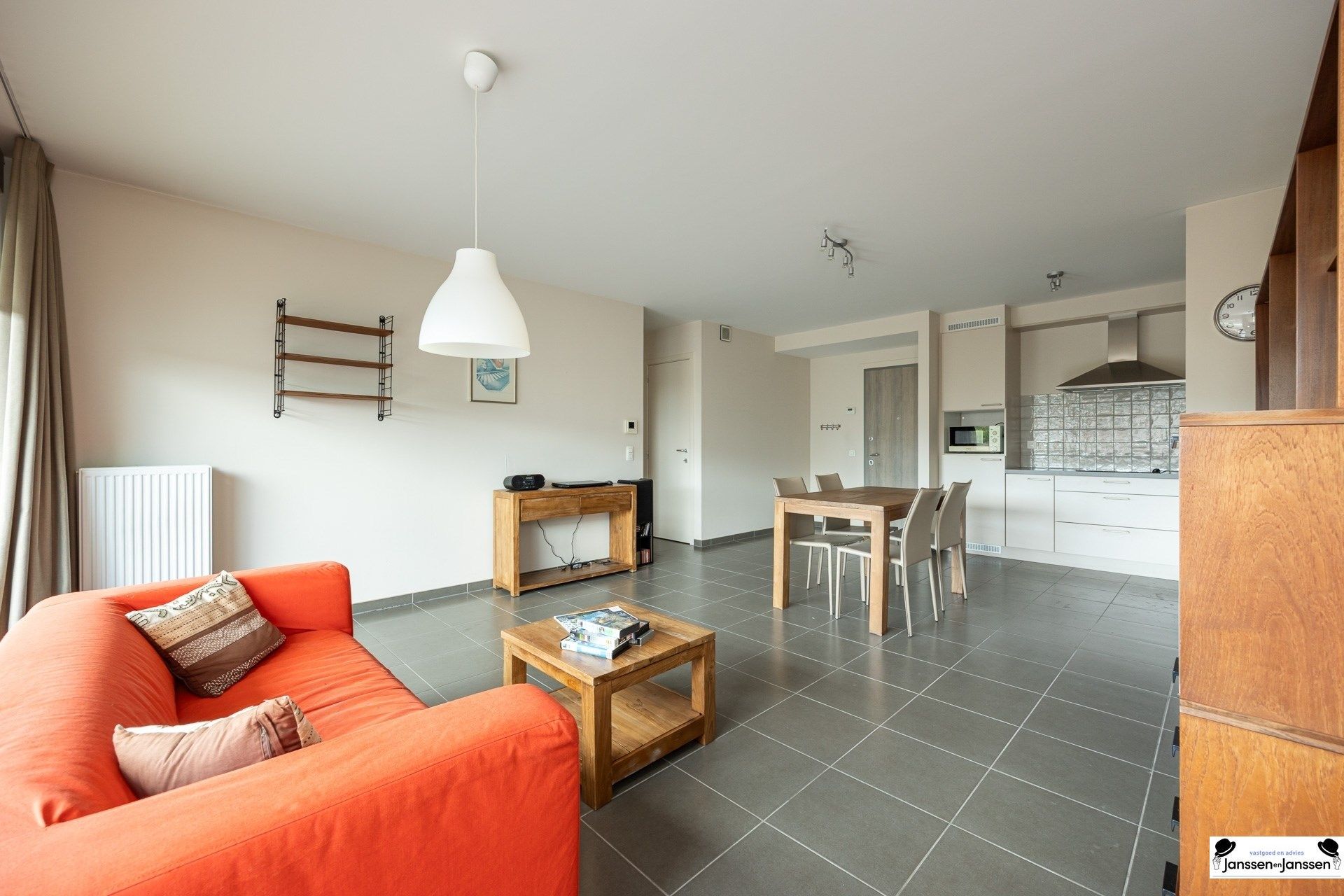 Instapklaar 1-slaapkamerappartement met groot terras in hartje Brasschaat foto 4