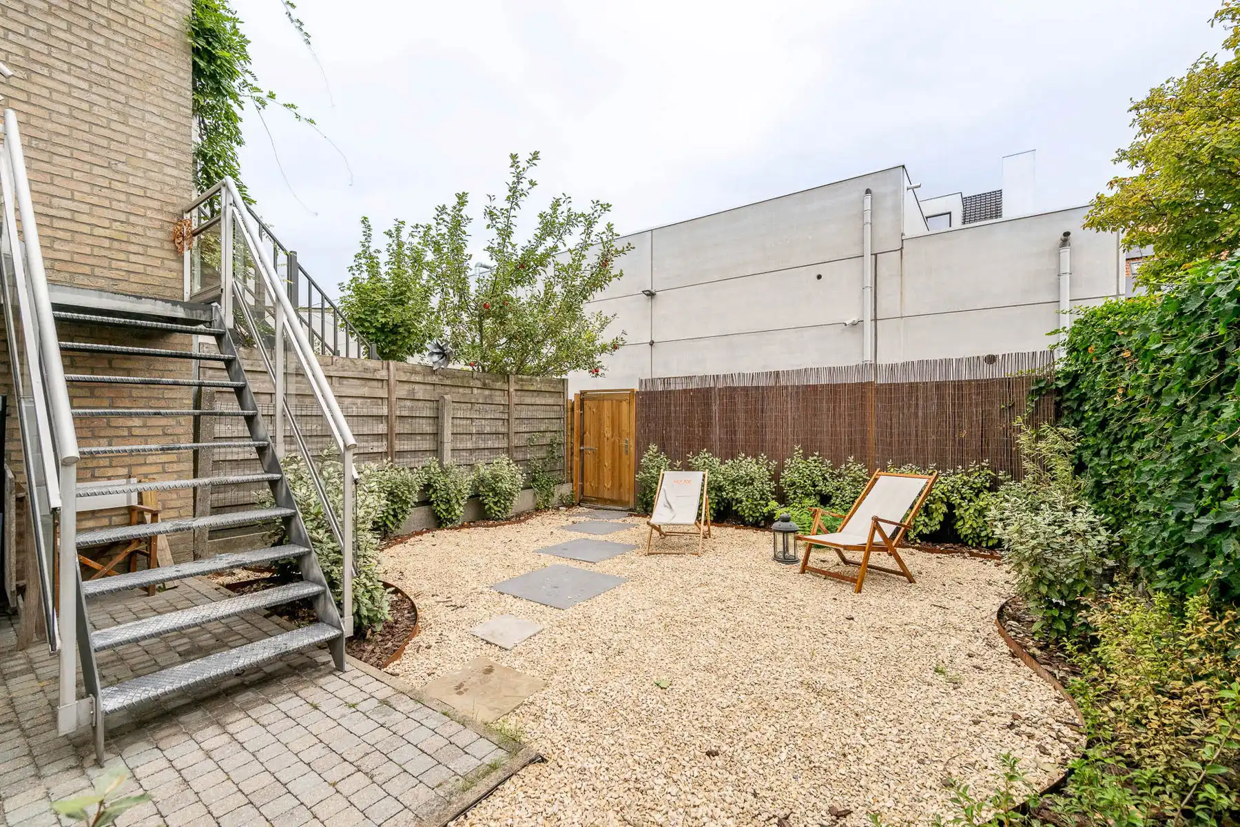Rustig gelegen, gemeubelde bel-etage woning met garage  foto 2