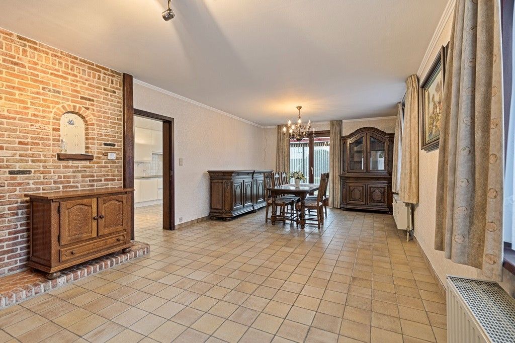 ADINKERKE: Zonnige bungalow/villa op mooie hoekligging met 2 slaapkamers en badkamer op het gelijkvloers, ruime garage en onderhoudsvriendelijke tuin op 633m² grondopp. foto 3