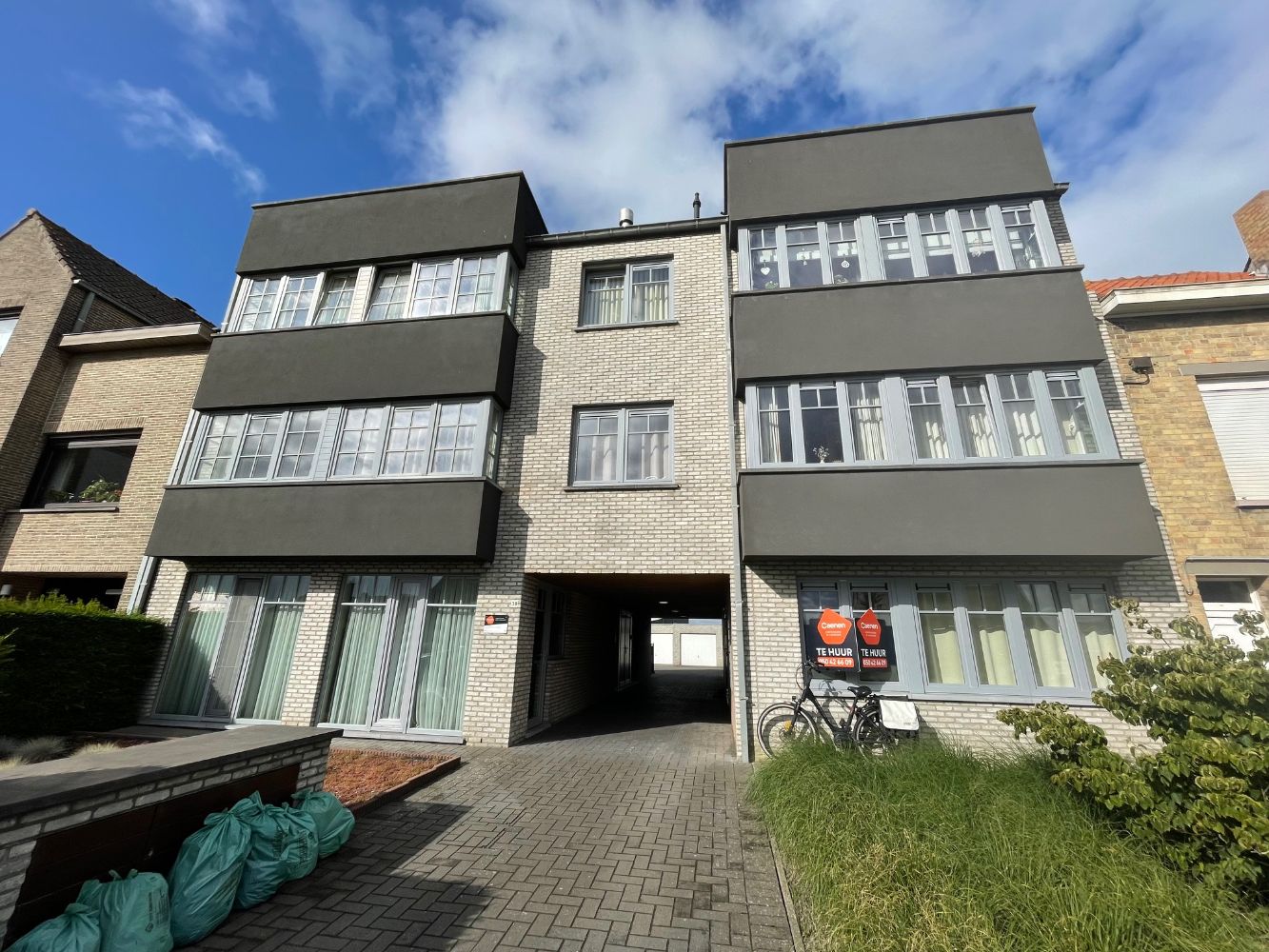 Ongemeubeld gelijkvloersappartement met twee slaapkamers, een terras en een staanplaats. foto {{pictureIndex}}