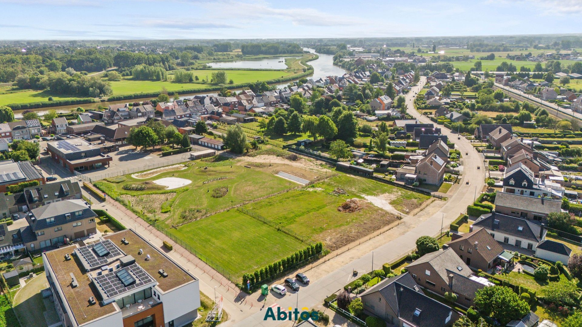 Bouwgrond voor halfopen bebouwing op toplocatie foto {{pictureIndex}}
