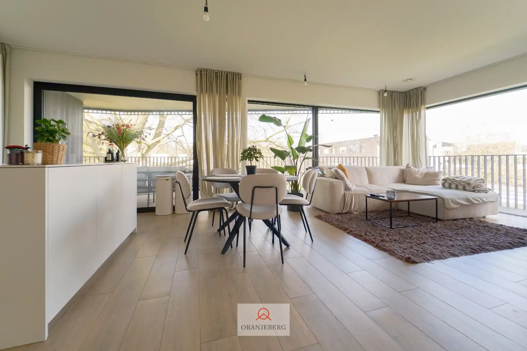 Modern appartement met staanplaats in groene parktuin foto 5