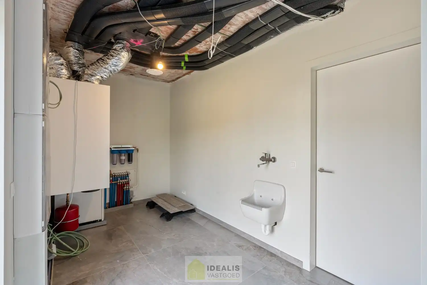 Schitterend volledig vernieuwde woning met 3 ruime slaapkamers foto 32
