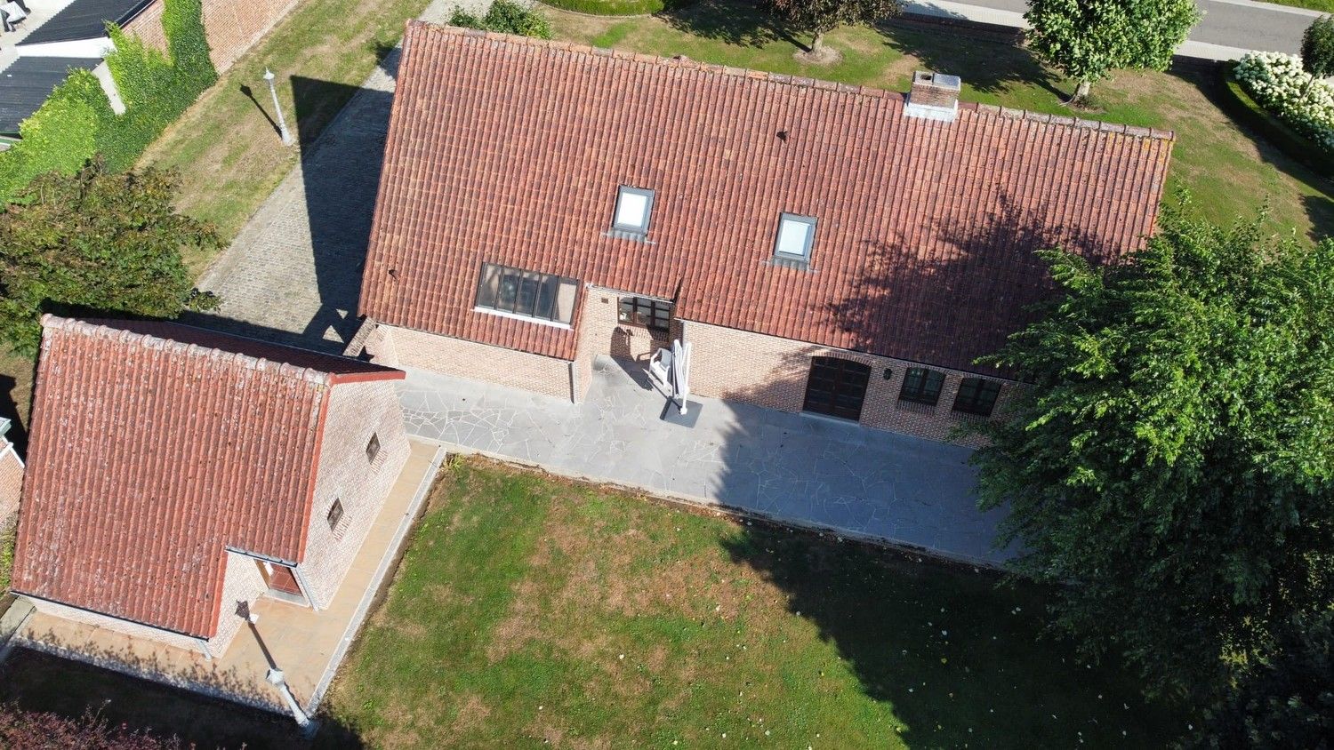Karaktervol landhuis met bijgebouw op mooi, breed perceel met een opp. van 30a32ca foto 4