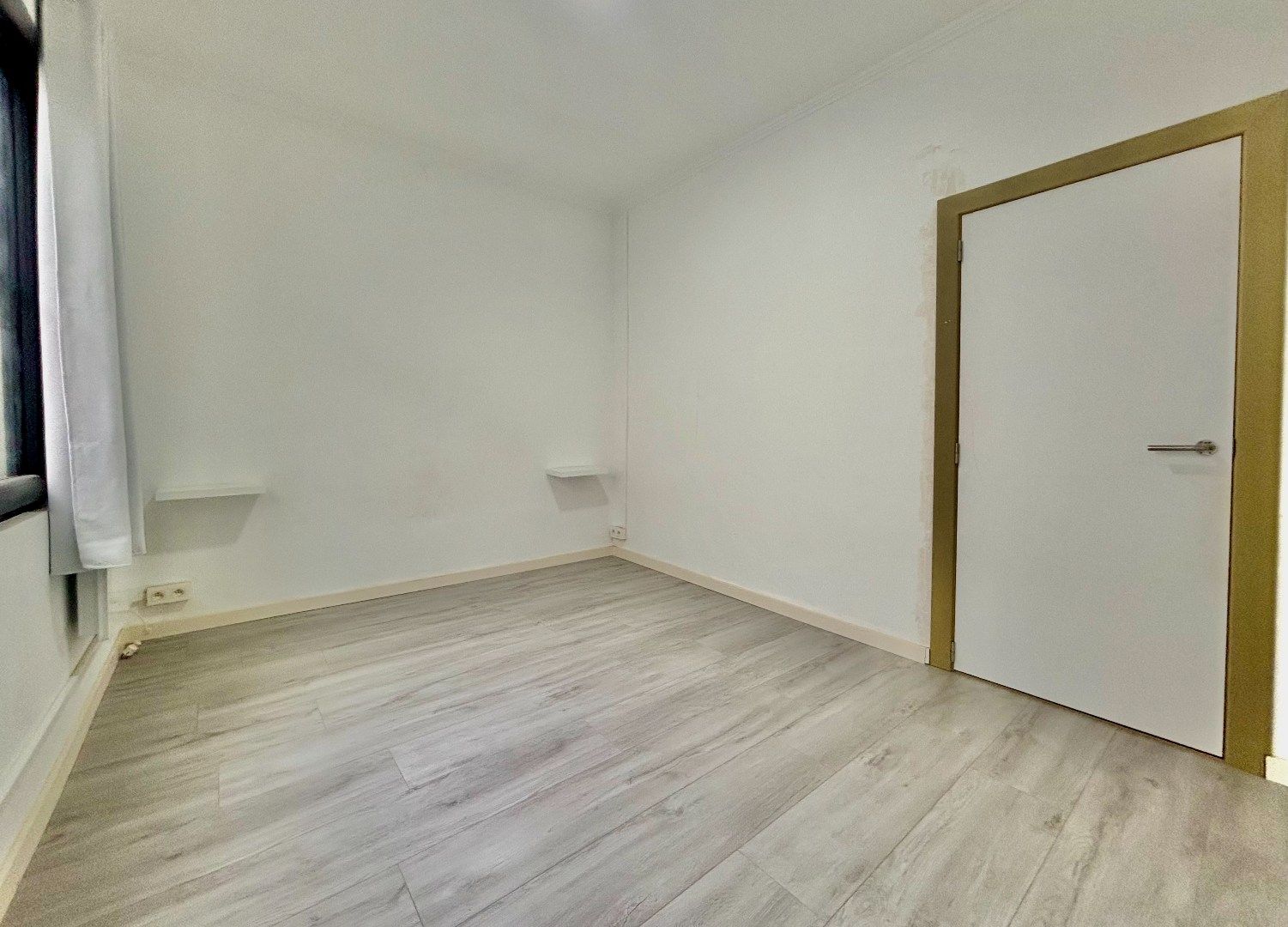 VOLLEDIG GERENOVEERDE EN ENERGIEZUINIGE WONING (EPC B) MET 3 SLPKS (4 MOGELIJK) foto 12