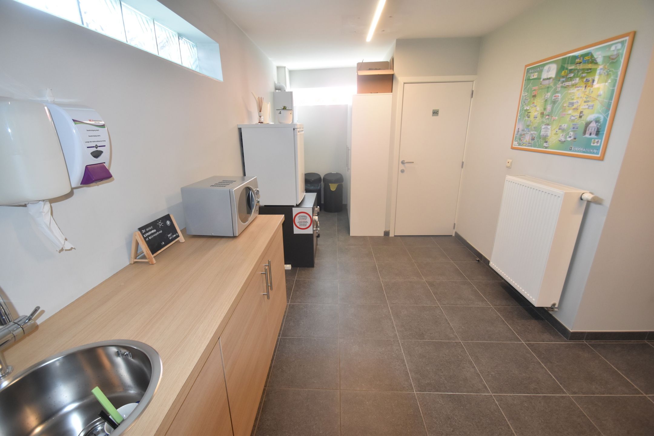 Instapklare villa/bungalow met aansluitend een kantoorruimte/handelsgelijkvloers op ruim perceel van +/- 30 are. Meerdere parkeerplaatsen foto 26