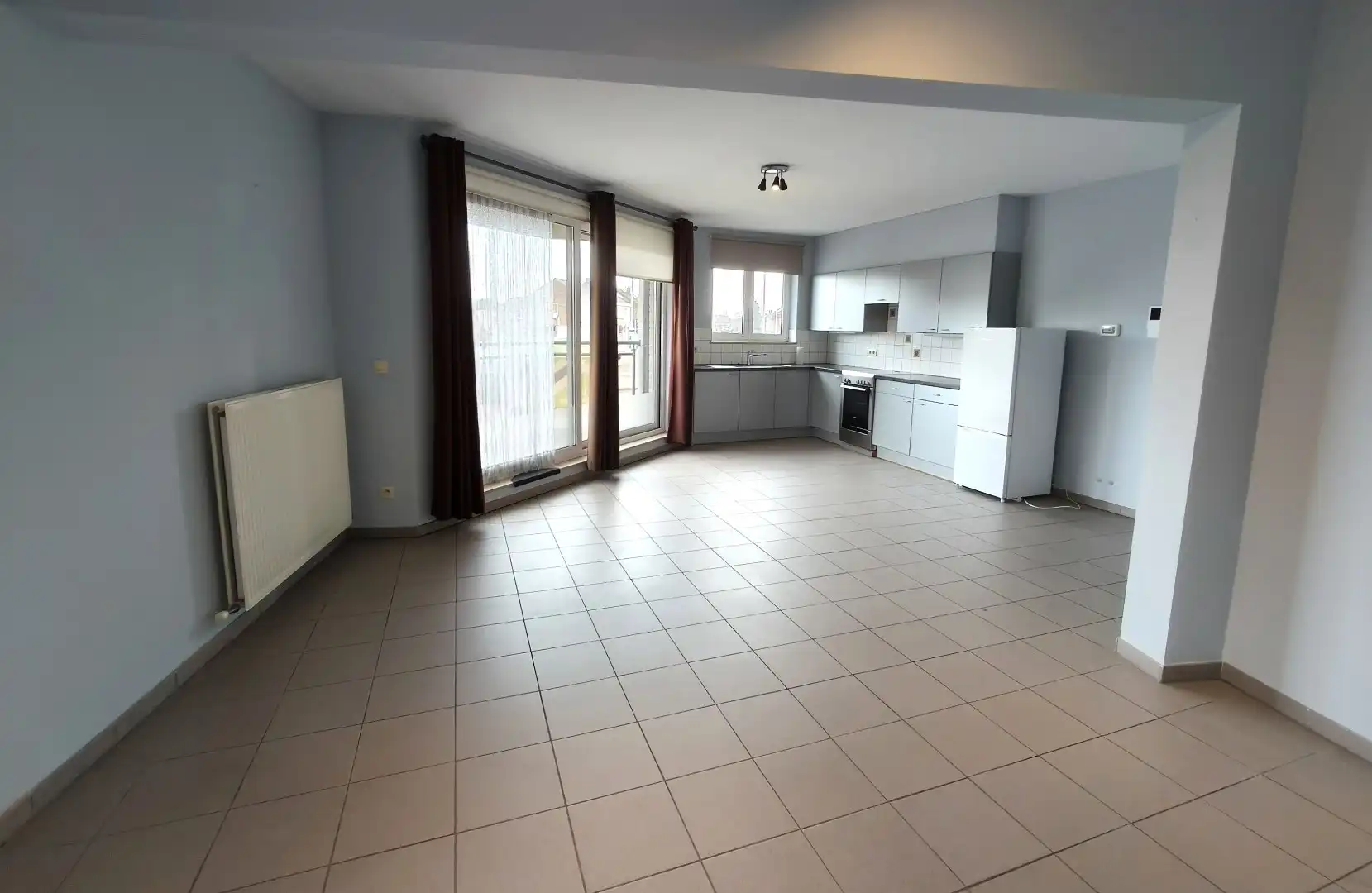 GELIJKVLOERS APPARTEMENT MET GARAGE foto 5