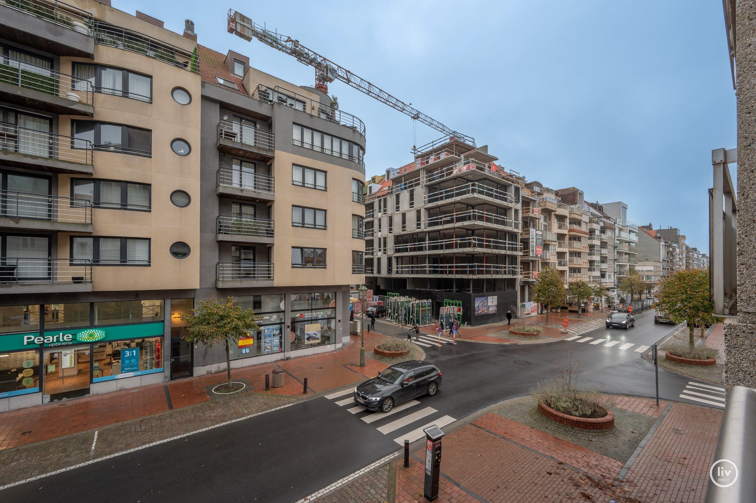  Ruim (woon)appartement met twee slaapkamers gelegen op de Dumortierlaan te Knokke. foto 6