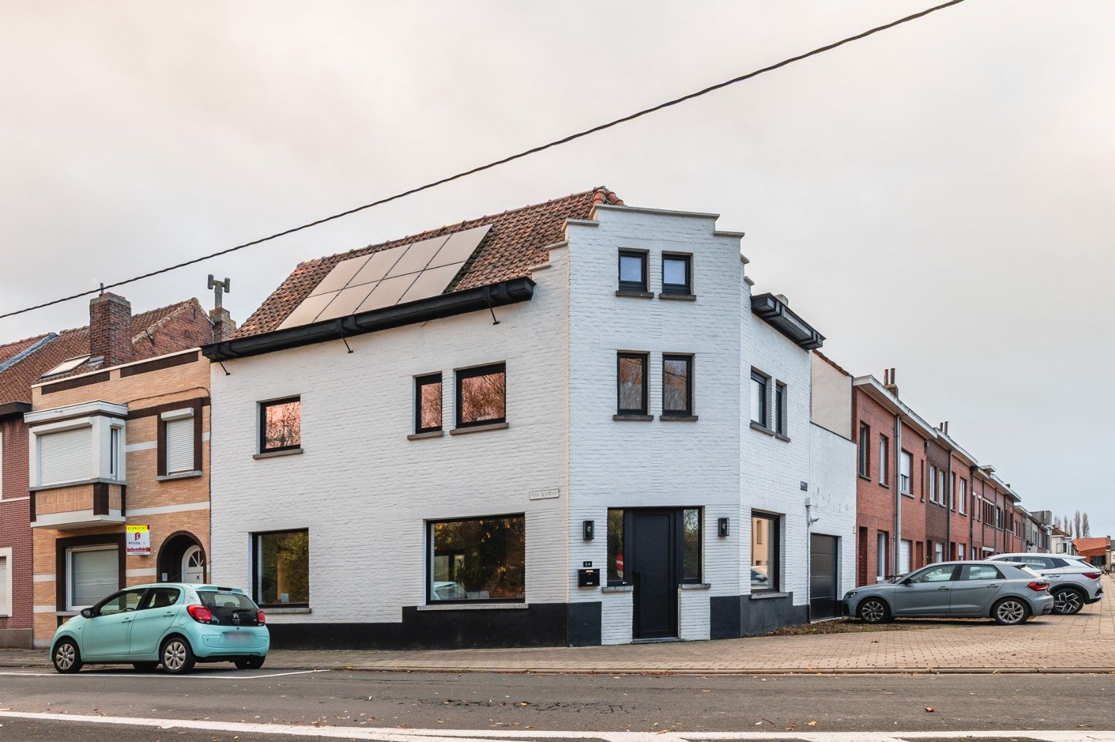 Gerenoveerde hoekwoning te koop in Harelbeke met 3/4 slaapkamers, inpandige garage, zonnige tuin en dakterras.  foto 3