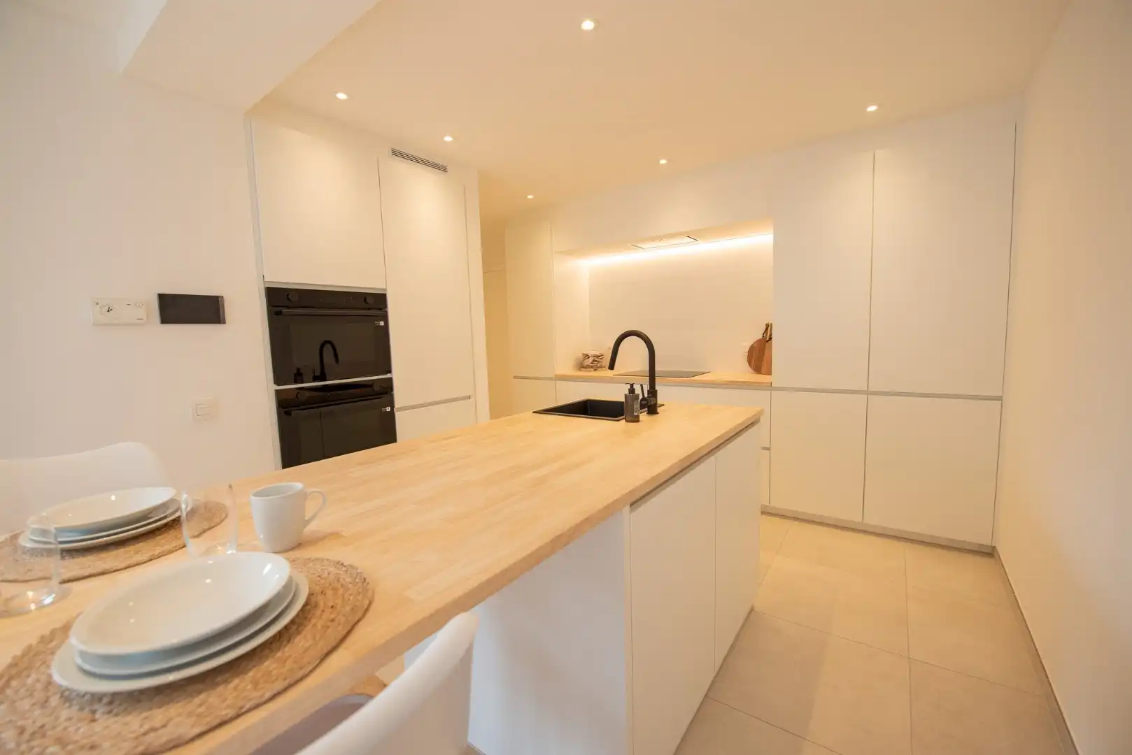 TE KOOP: Instapklaar, volledig gerenoveerd appartement met 1 slaapkamer in hartje Waregem foto 2