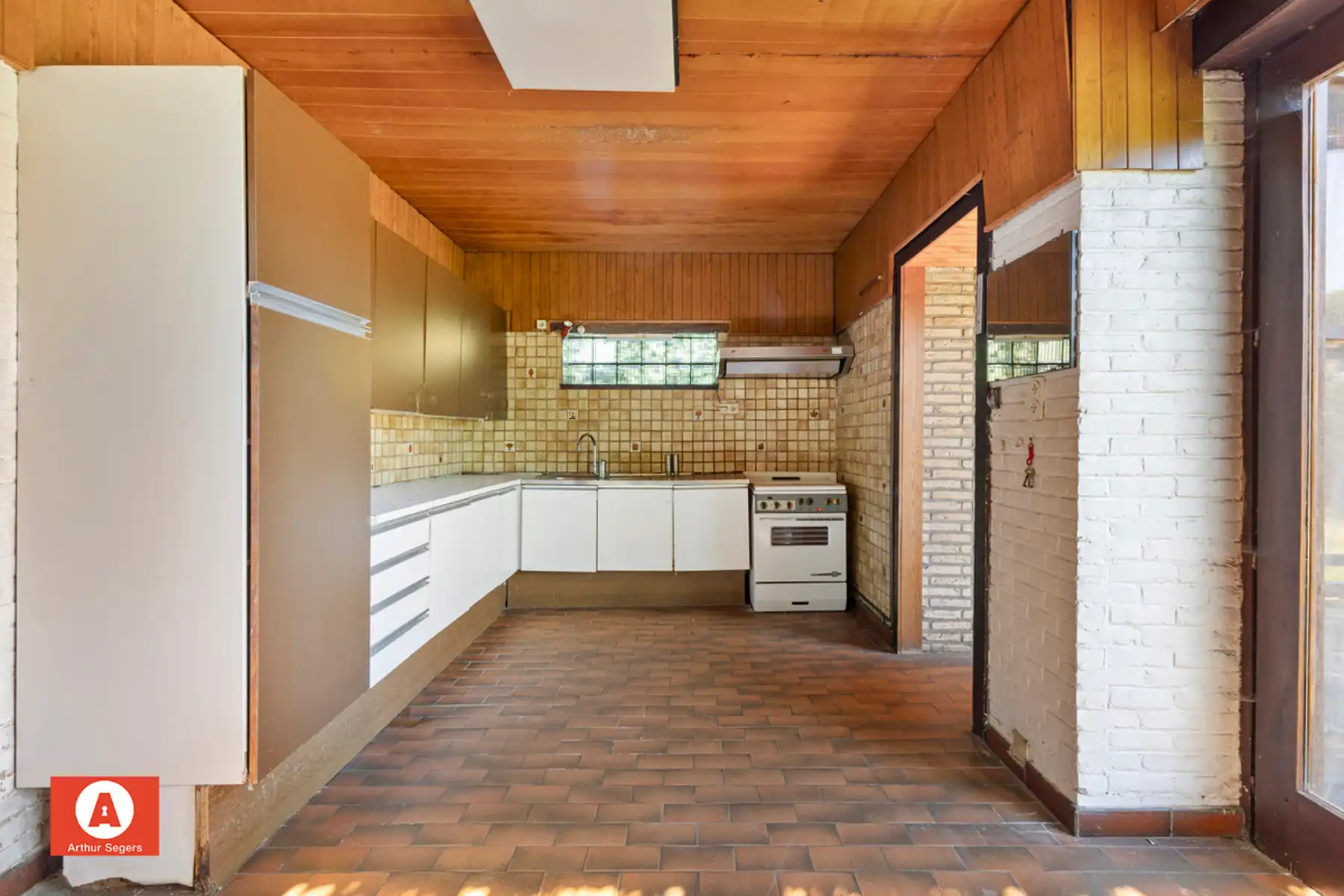 Te renoveren open bebouwing met 4 slaapkamers op toplocatie foto 12