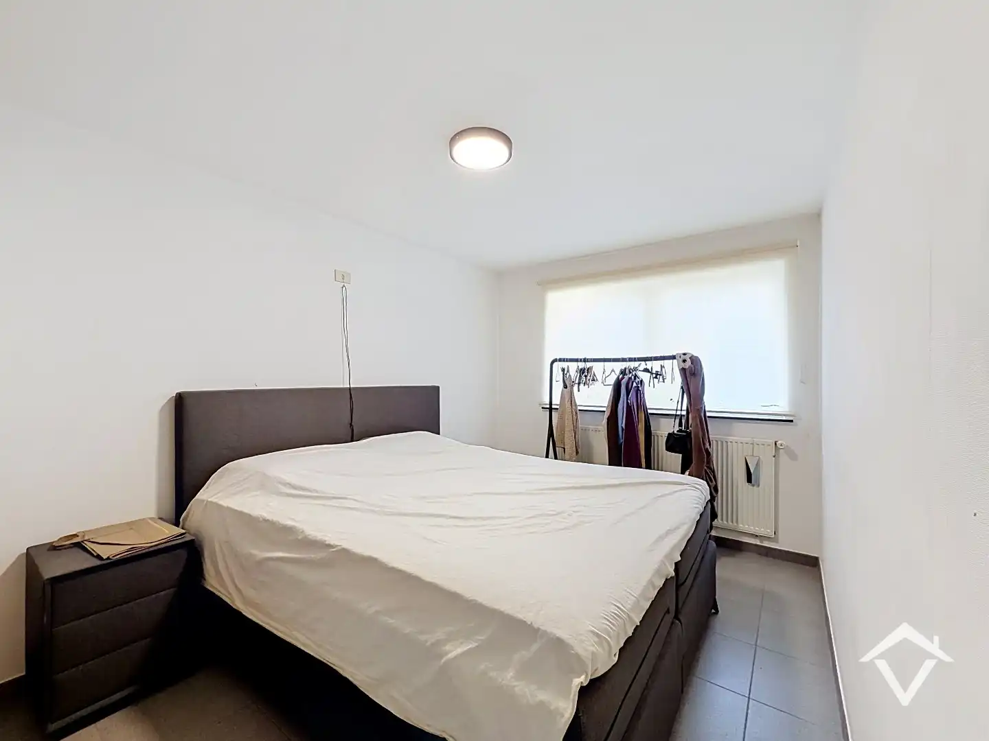 Instapklaar appartement met 2 slaapkamers, 2 terrassen, garage en tuin te Roeselare. foto 14