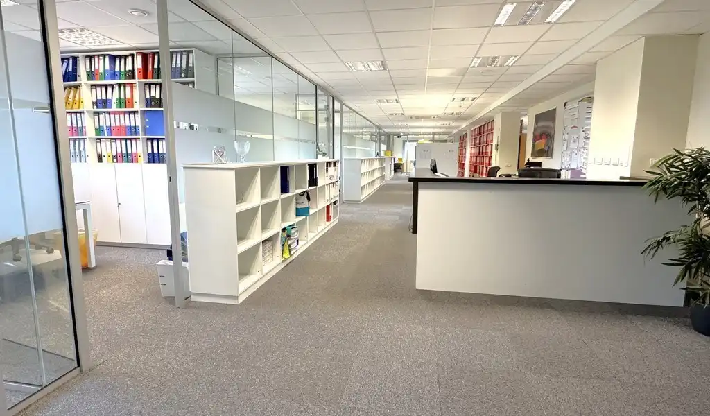 Ingedeelde kantoorruimte met visibiliteit te huur in Sint-Martens-Latem foto 3