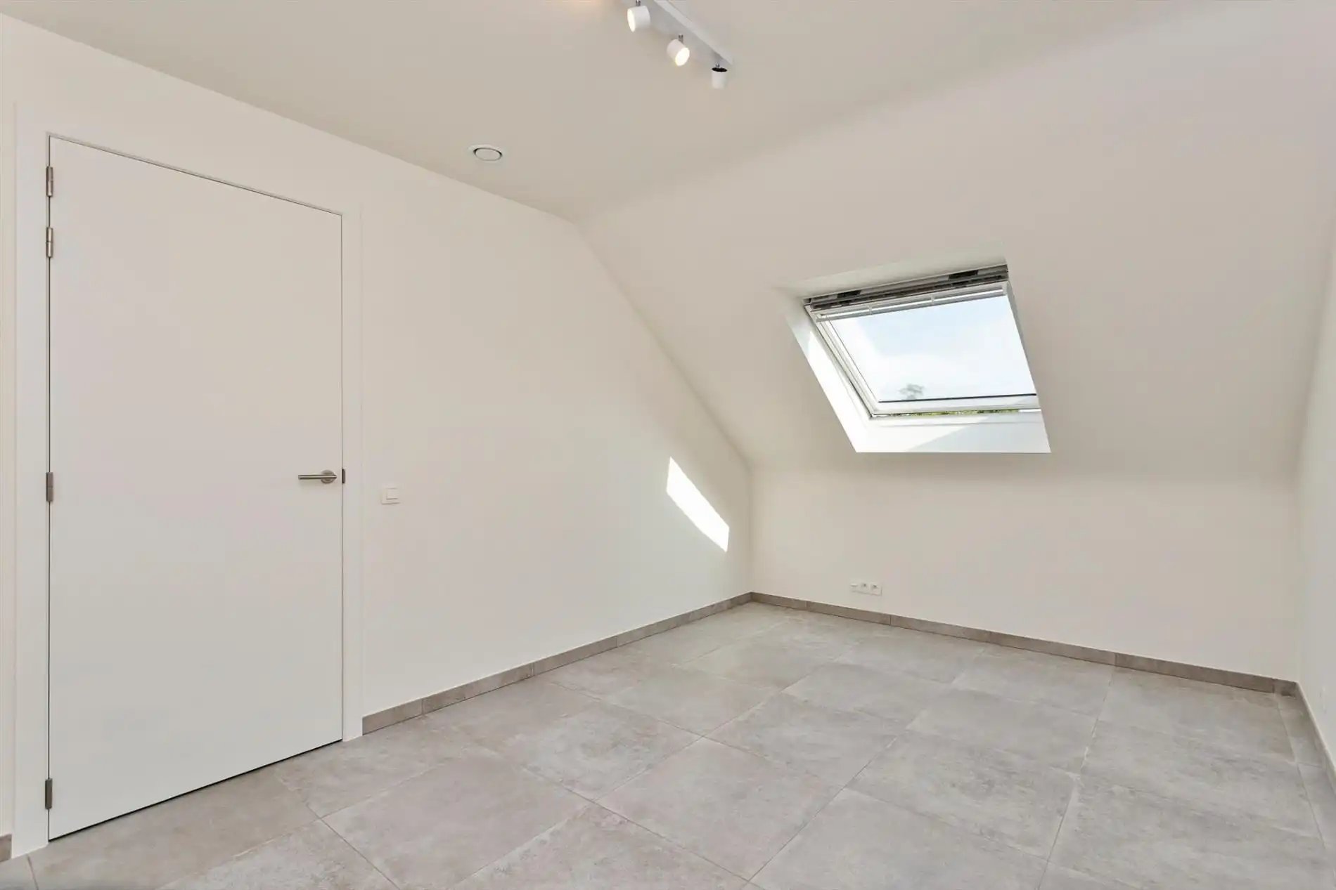 Nieuwbouwwoning met 4 slaapkamers en 2 badkamers! foto 16