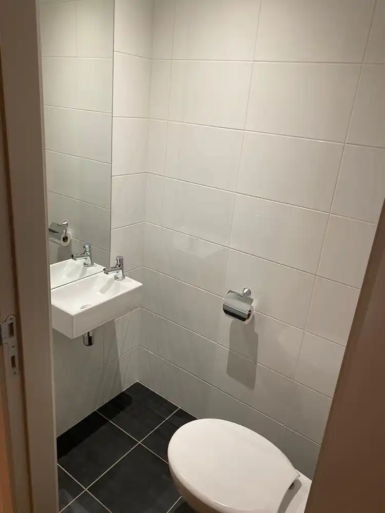 TE HUUR | Instapklaar 2-slaapkamerappartement met ruim terras en garage. foto 17