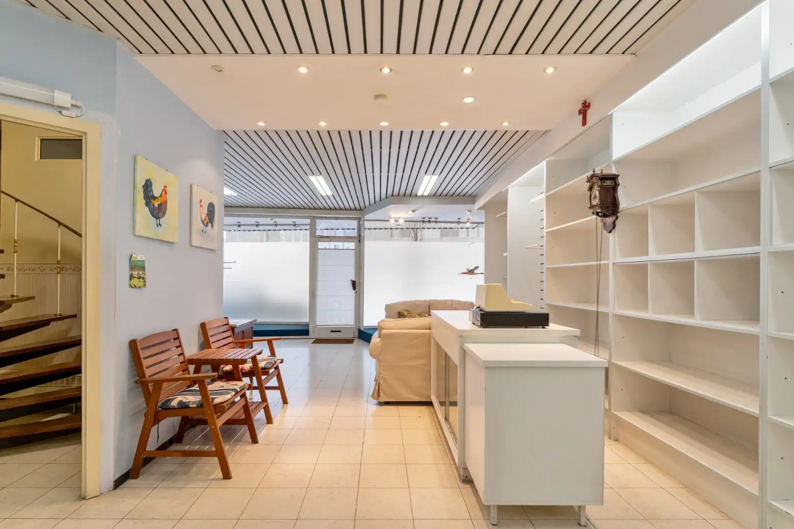 Centraal gelegen gebouw bestaande uit een handelspand op het gelijkvloers en een bovenliggend duplex-appartement! foto 6