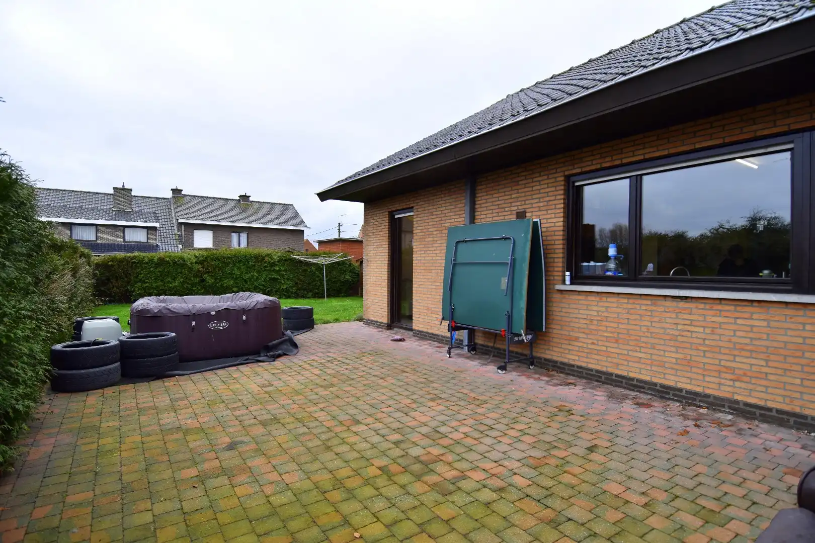 Rustig gelegen gelijkvloerse villa met 3 slaapkamers, dubbele garage en tuin rondom te koop in Ledegem foto 14