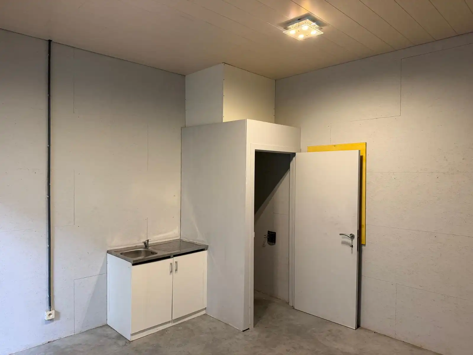 Kmo-unit in Genk, volledig uitgerust foto 6