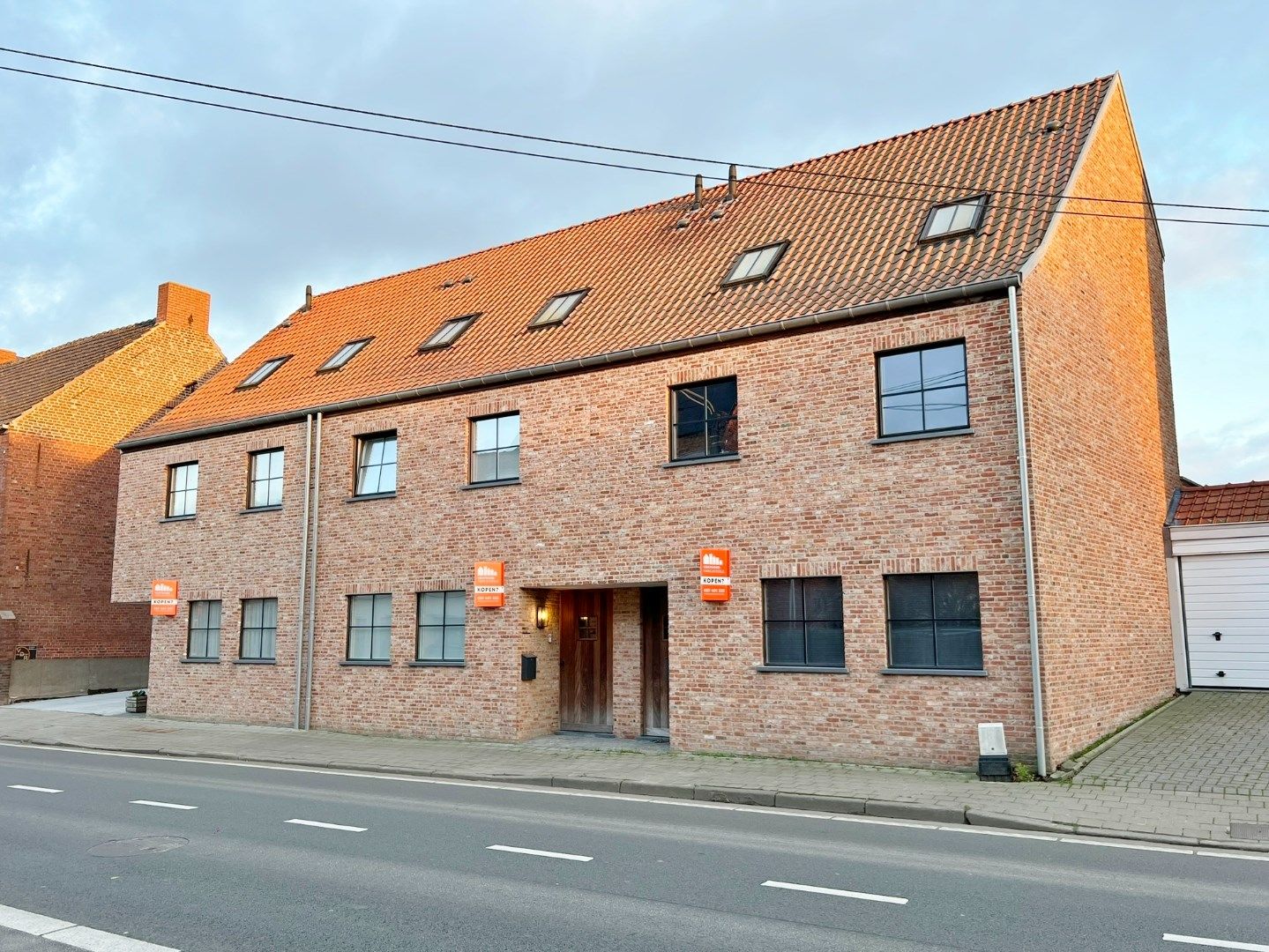 Nieuwbouwwoning met 4 slaapkamers, zuid gerichte tuin en mogelijkheid tot garagebox.(GEEN BTW) foto {{pictureIndex}}