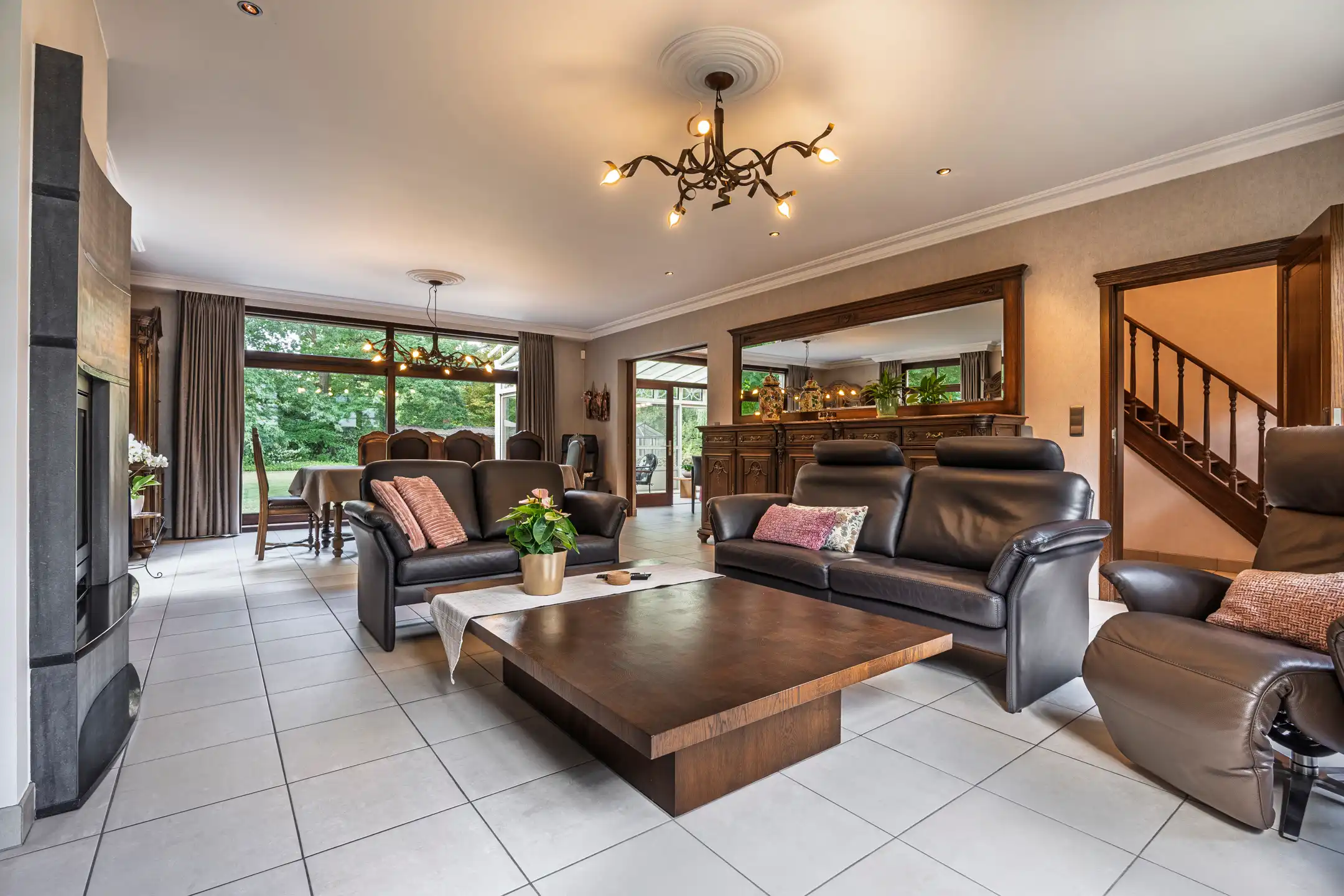 Ruime villa met aangelegde tuin foto 7