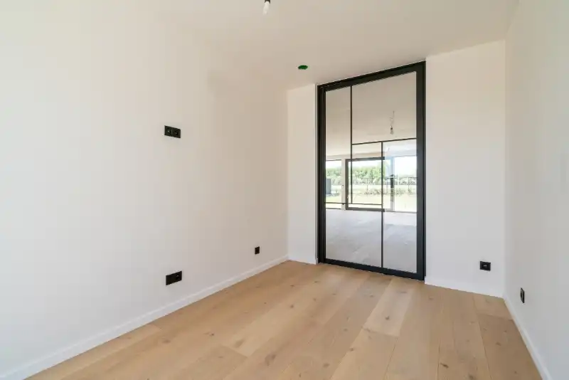 Exclusieve NIEUWBOUW DRIE-GEVELVILLA afgewerkt in duurzame materialen,  3-4 slaapkamers met dressingruimte, domotica en overal massieve eikparket. foto 5