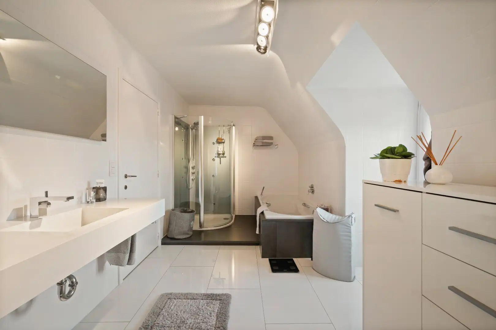 KWALITATIEF AFGEWERKTE VILLA IN RUSTIGE WIJK MET EPC B (172), 4 SLPKS, DUBBELE GARAGE EN 325M² BEW. OPP. foto 23