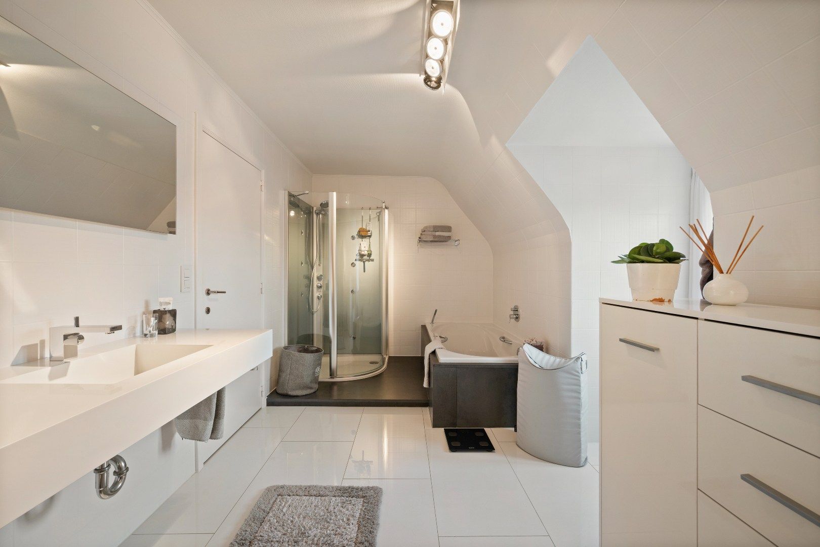 KWALITATIEF AFGEWERKTE VILLA IN RUSTIGE WIJK MET EPC B (172), 4 SLPKS, DUBBELE GARAGE EN 325M² BEW. OPP. foto 23