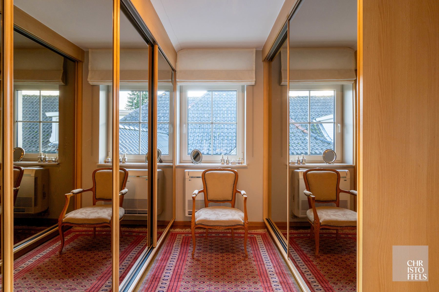 Eigentijdse villa (428m²) met zwembad en 2de woning (187m²) op perceel van 36a43ca.  foto 35