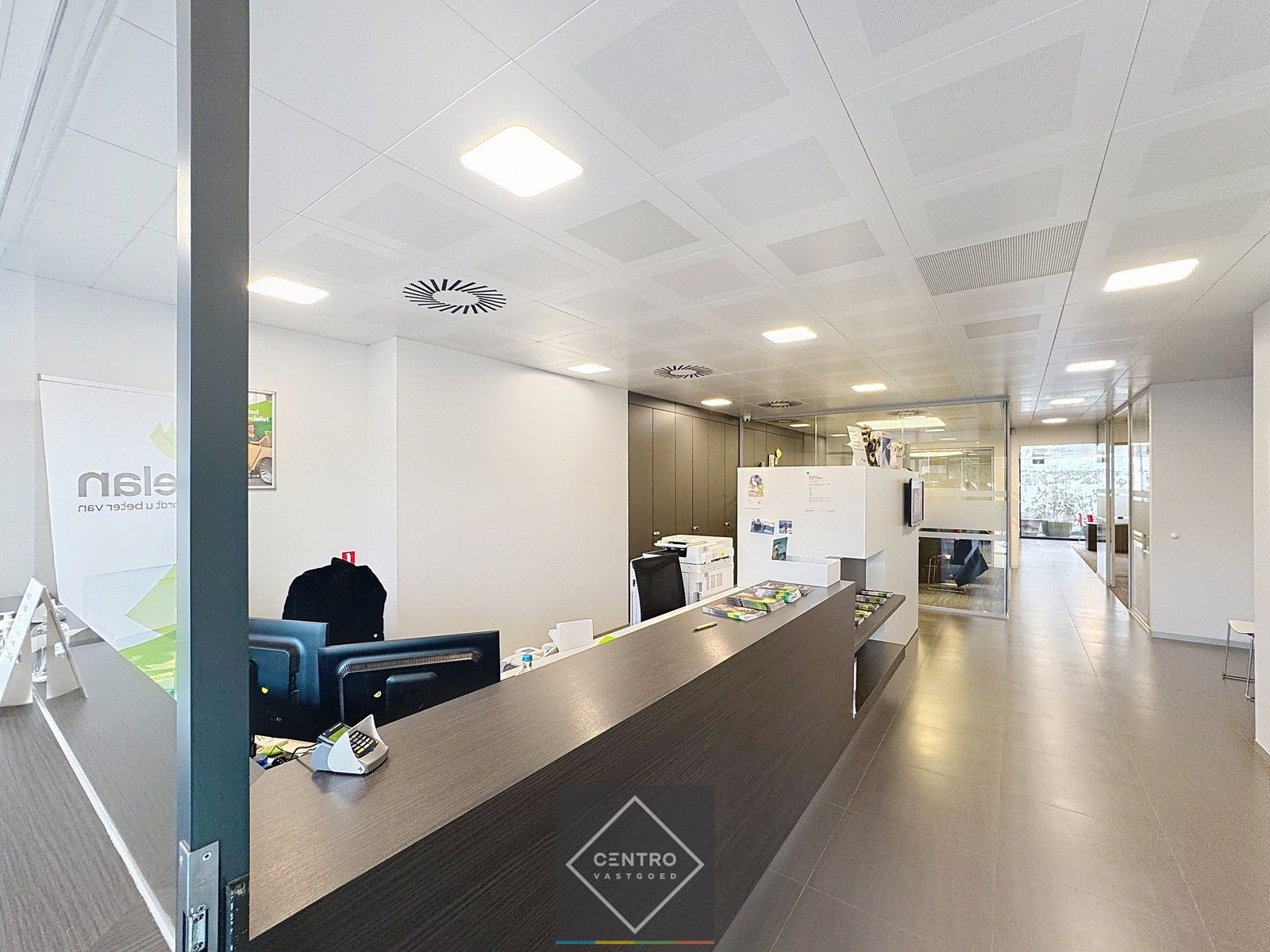 Instapklare KANTOORRUIMTE met kelderverdieping en gratis openbare parkeergelegenheid (15-tal wagens) voor de deur! foto 3