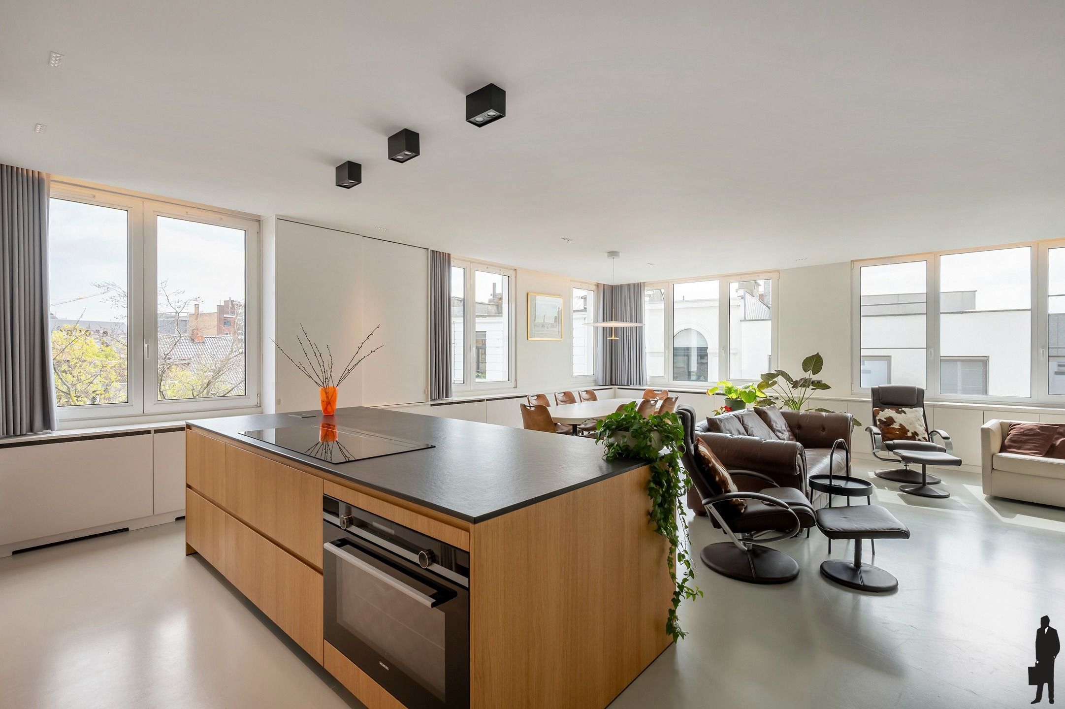 Luxueus afgewerkte penthouse met privé-lift op toplocatie. foto {{pictureIndex}}